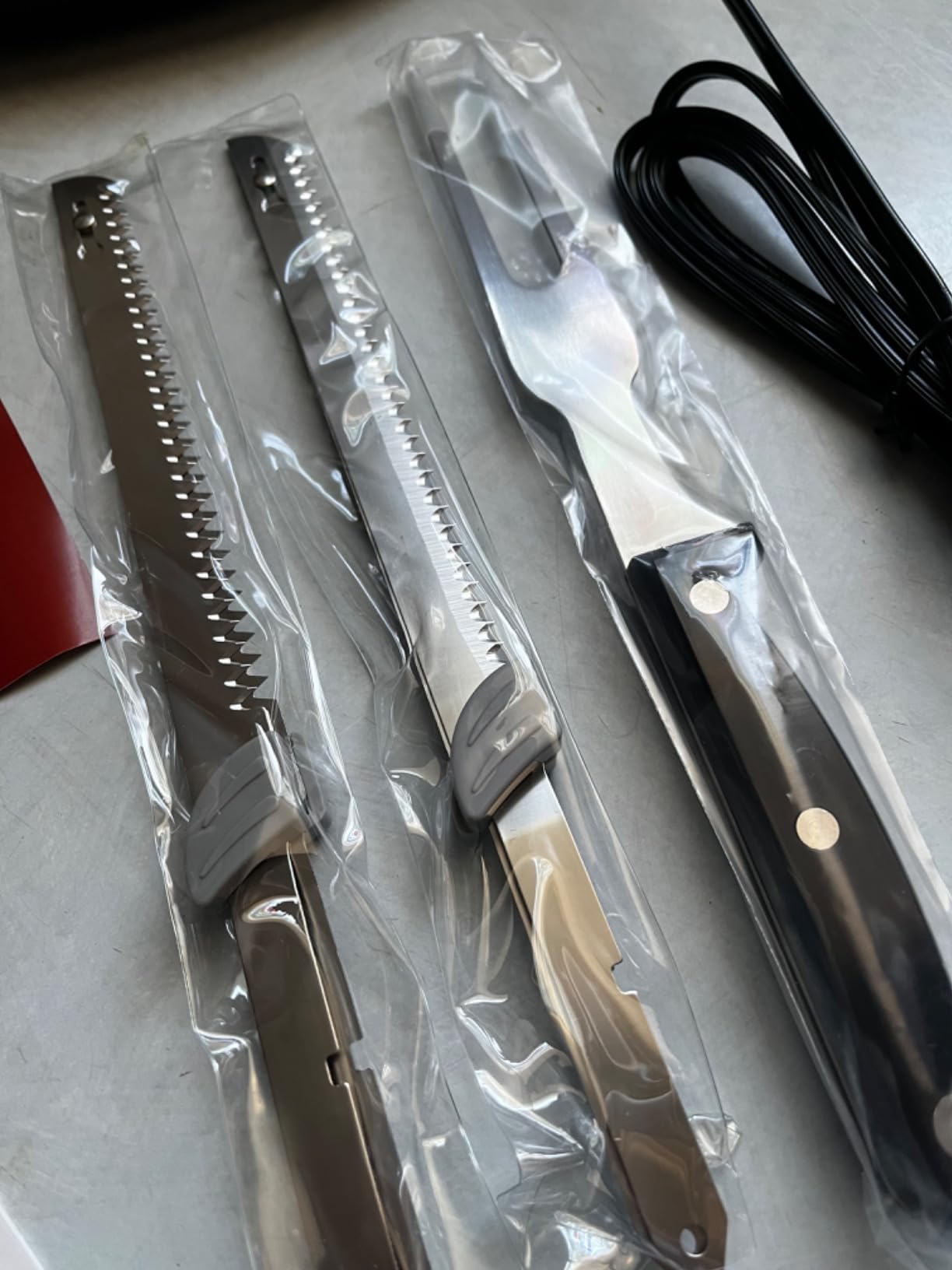 Reemix Electric Knife, Z3042 Electric Knife Set for Carving Meats, Poultry, Bread, Crafting Foam & More, 2 Blades for Meats & Bread, Fork Included (White) customer photo 2