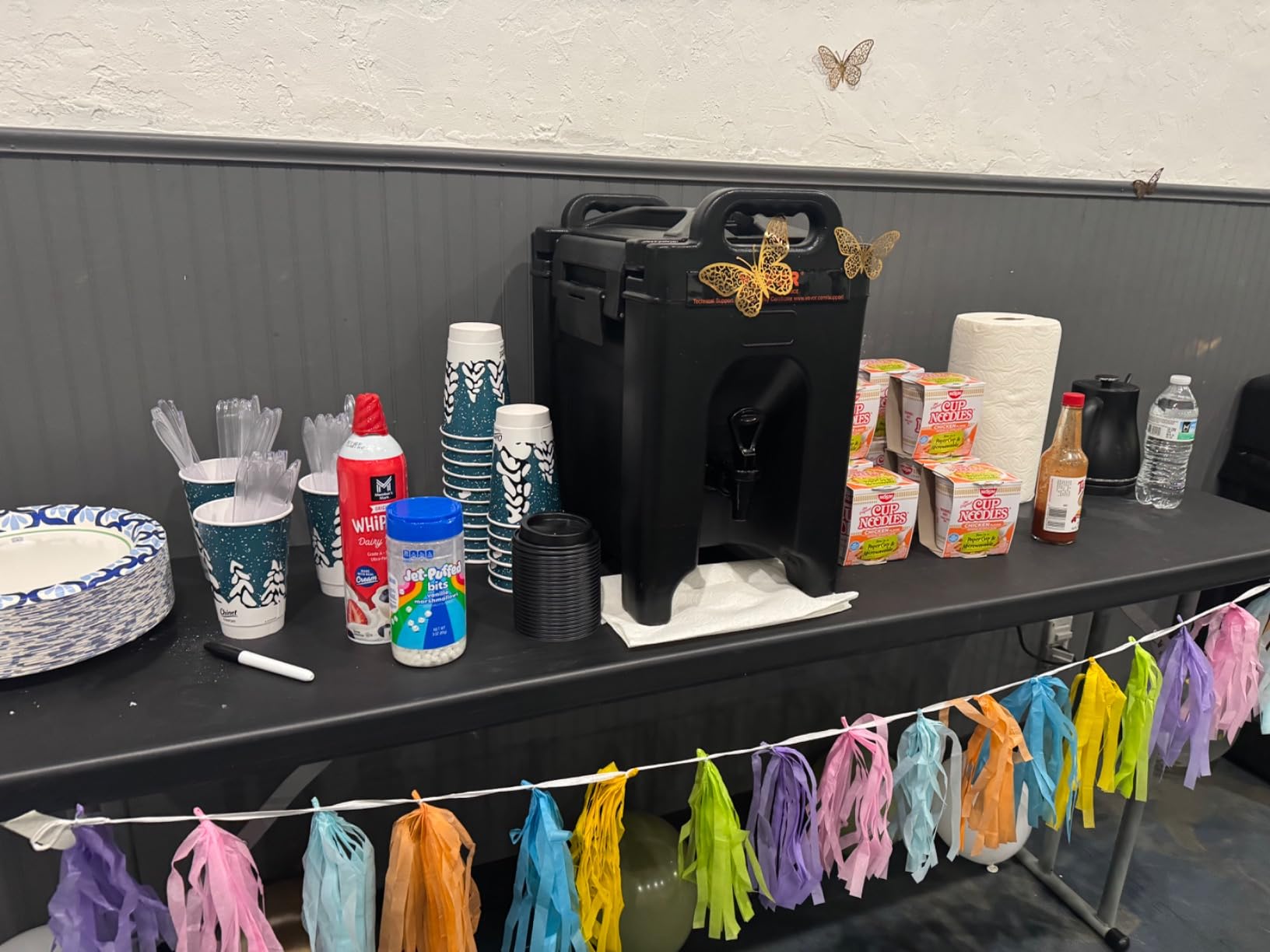 VEVOR Insulated Beverage Dispenser, 5 Gallon, Food-grade LDPE Hot and Cold Beverage Server, Thermal Drink Dispenser Cooler with 0.9 in PU Layer Two-Stage Faucet Handle, for Restaurant Drink Shop customer photo 1