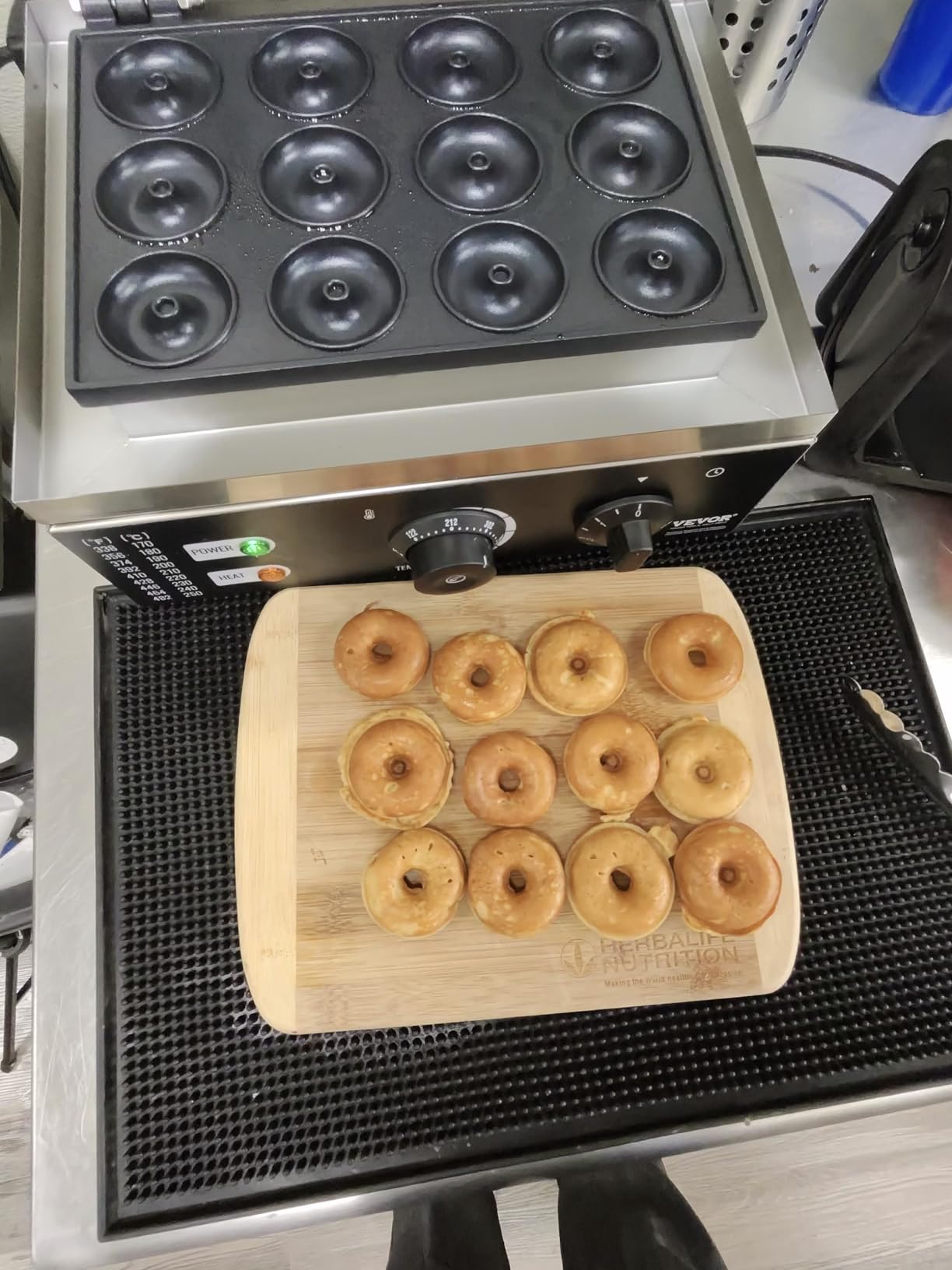 VEVOR Electric Donut Maker, 2000W Commercial Doughnut Machine with Non-stick Surface, 9 Holes Double-Sided Heating Waffle Machine Makes 9 Doughnuts, Temperature 122-572℉, for Restaurant and Home Use customer photo 1