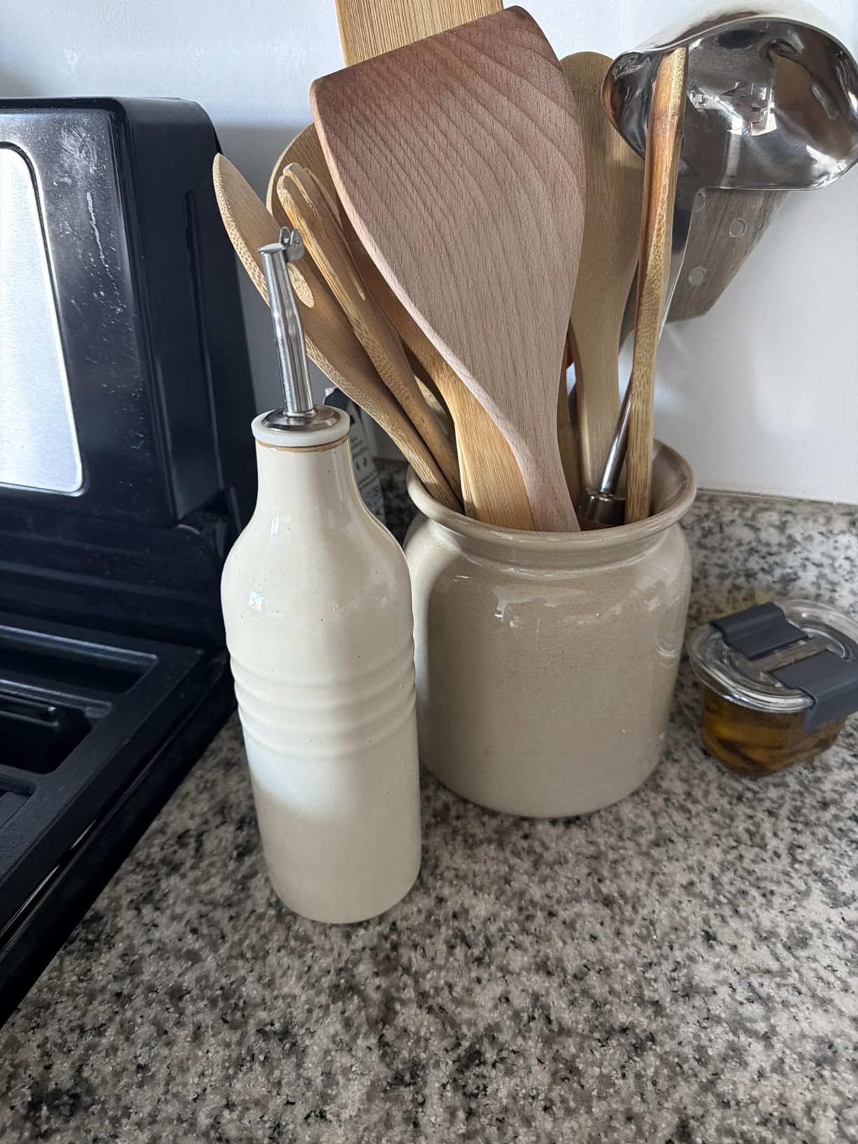 famiware Milkyway 16oz Ceramic Olive Oil Dispenser Bottle, Olive Oil and Vinegar Dispenser Bottle Set of 2 with Stainless Steel Pourers, Suitable for Storage Vinegar, Liquids, White and Cinnamon Brown customer photo 1