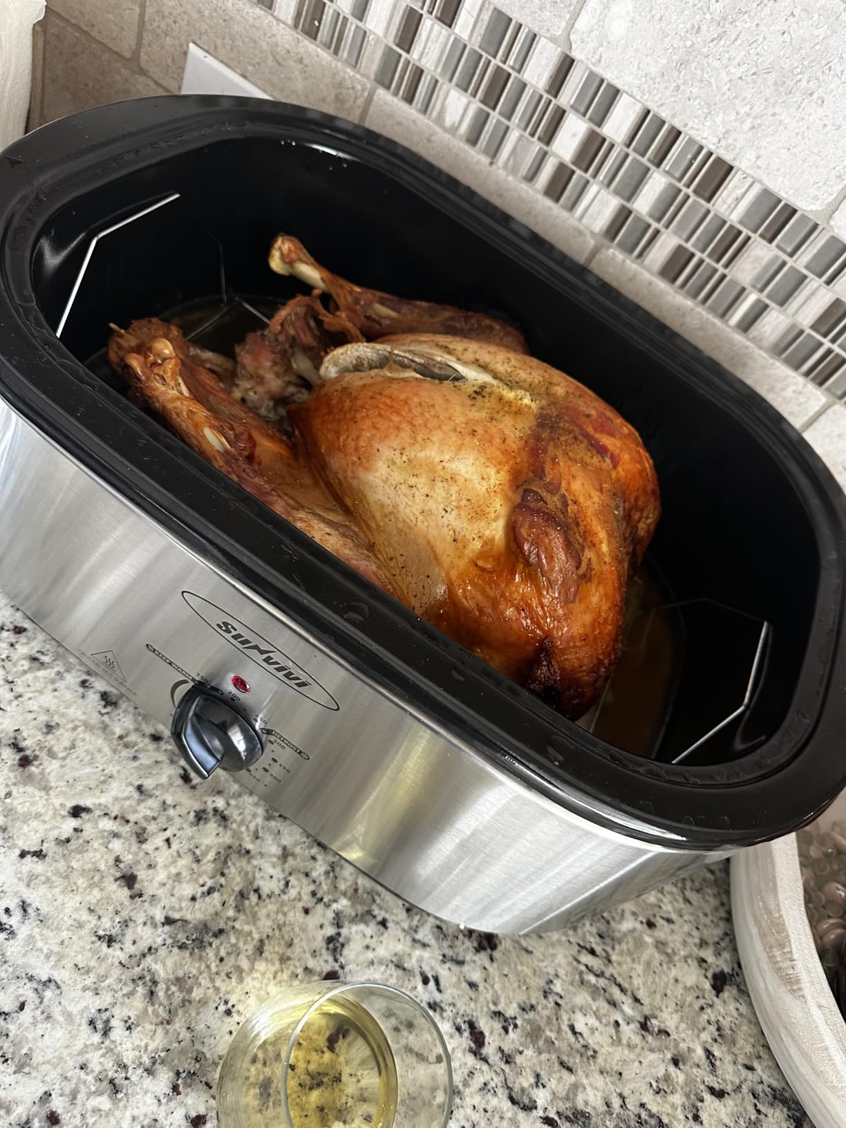 Sunvivi 26 Quart Roaster Oven, Electric Roaster Oven with Glass Lid, Turkey Roaster Buffet with Self-Basting Lid, Removable Pan, Cool-Touch Handles, White customer photo 1