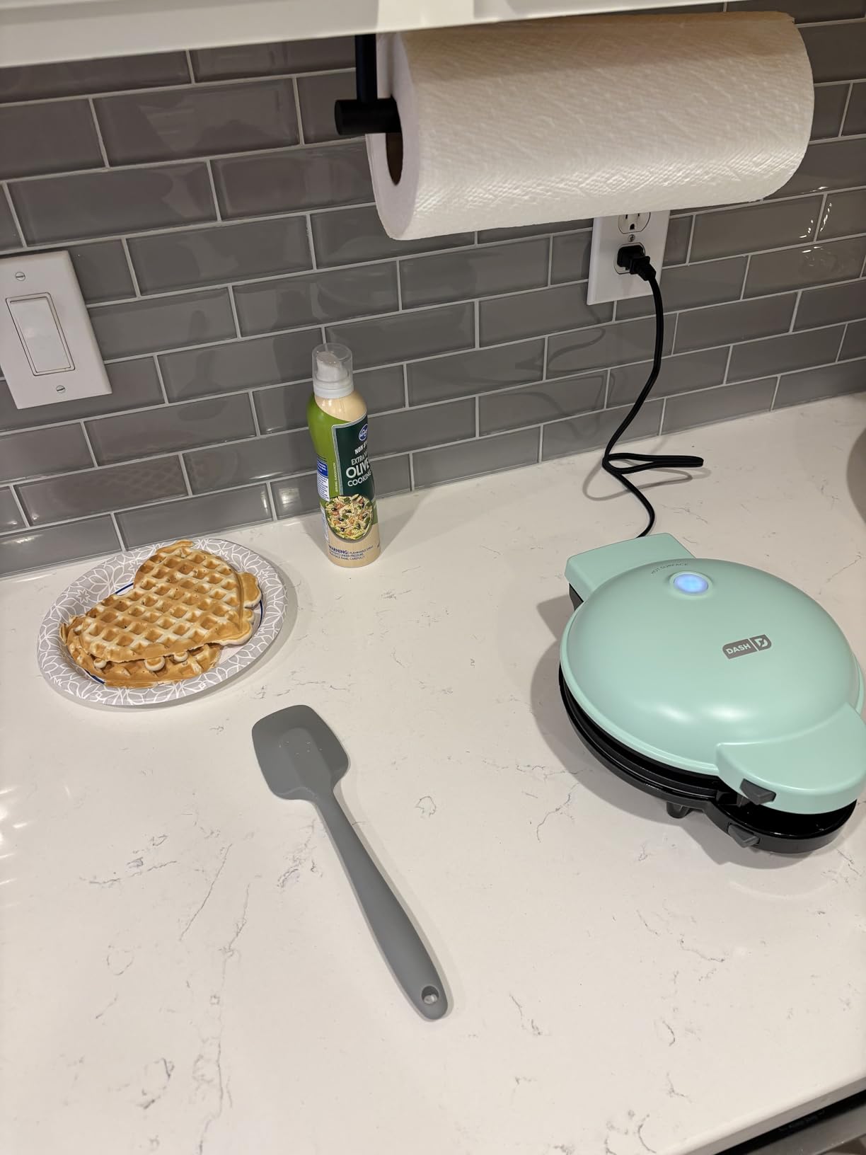 Dash MultiMaker Treat Maker System - Make Mini Donuts, Cupcakes & Heart-Shaped Waffles - Interchangeable Plate Design - dishwasher safe Parts for Easy Cleanup - Aqua customer photo 1