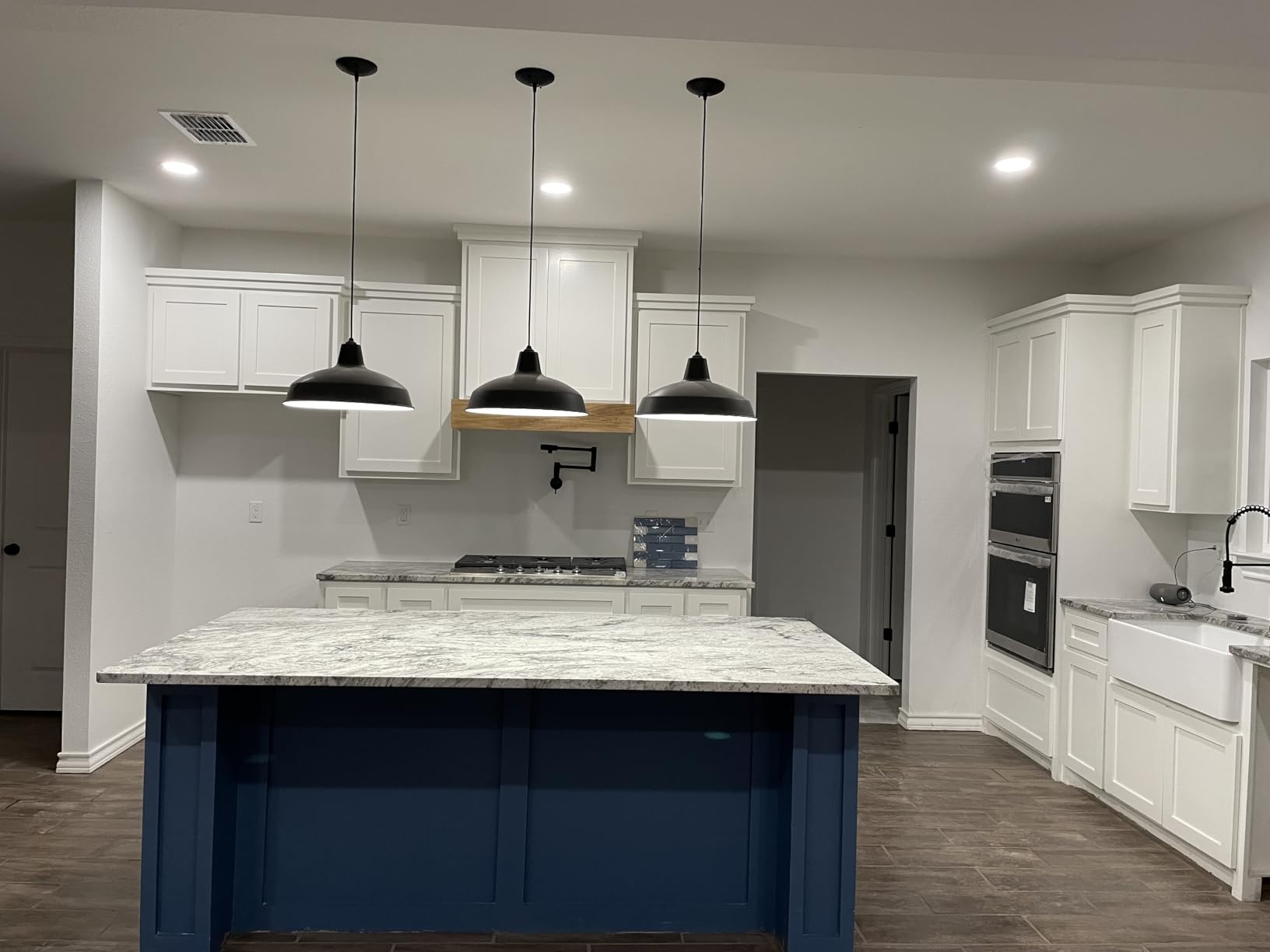 Rustic Farmhouse Wood Kitchen Island Lighting, 5 Lights Rectangular Pendant Light Fixture, Adjustable Chain Oak Wood and Metal Linear Chandelier for Dining Room Kitchen Island Farmhouse, Black customer photo 2