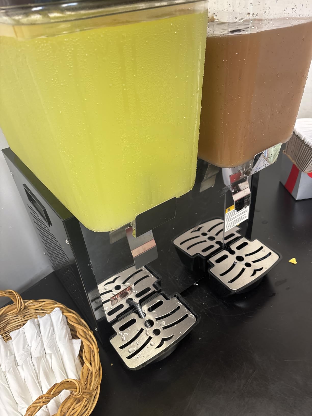 VEVOR Commercial Beverage Dispenser, 3 Tanks 18 L / 19 QT Per Tank Juice Dispenser, 512W Stainless Steel Ice Tea Drink Machine with 45°F-54°F Cooling Temperature, for Cold Drink Restaurant Bar Party customer photo 2