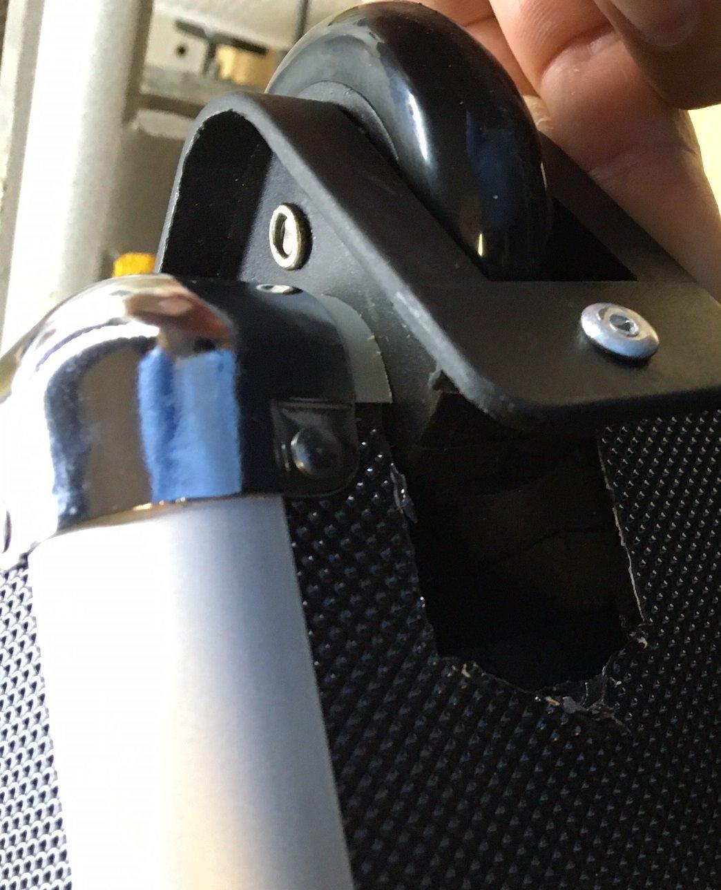 Epson ES3000 Ultra Portable Projection Screen (V12H002S3Y), Black/White customer photo 2
