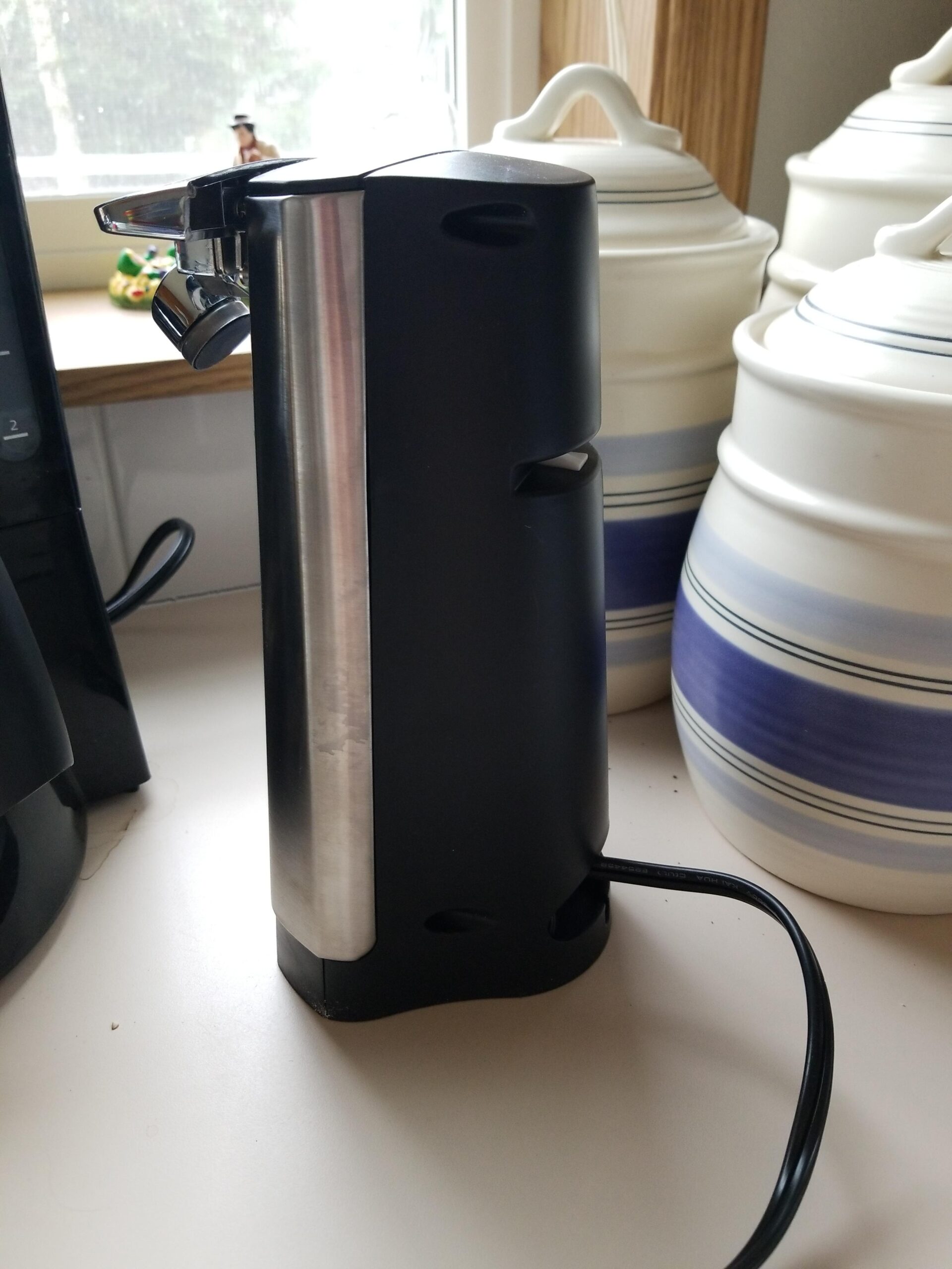 Hamilton Beach Extra-Tall Electric Automatic Can Opener with Easy-Clean Detachable Cutting Lever, Cord Storage, Knife Sharpener, Brushed Stainless Steel (76700) customer photo 2