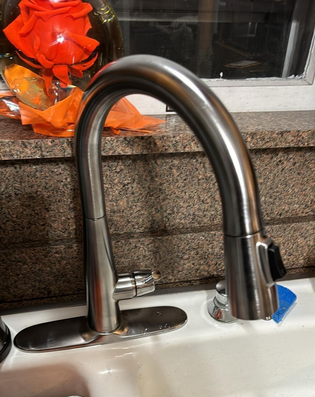 Delta Essa Matte Black Kitchen Faucet with Pull Down Sprayer, Modern Single Hole Kitchen Sink Faucet, Single Handle, Matte Black 9113-BL-DST customer photo 2