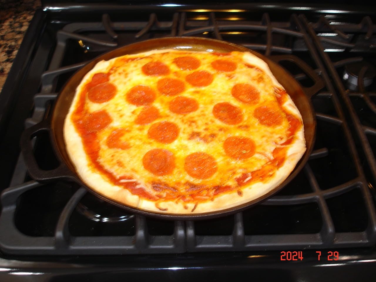 Cuisinel Cast Iron Pizza Pan 13.5-Inch - Pre-Seasoned Round Baking Stone for Oven, Grill & Stovetop customer photo 1