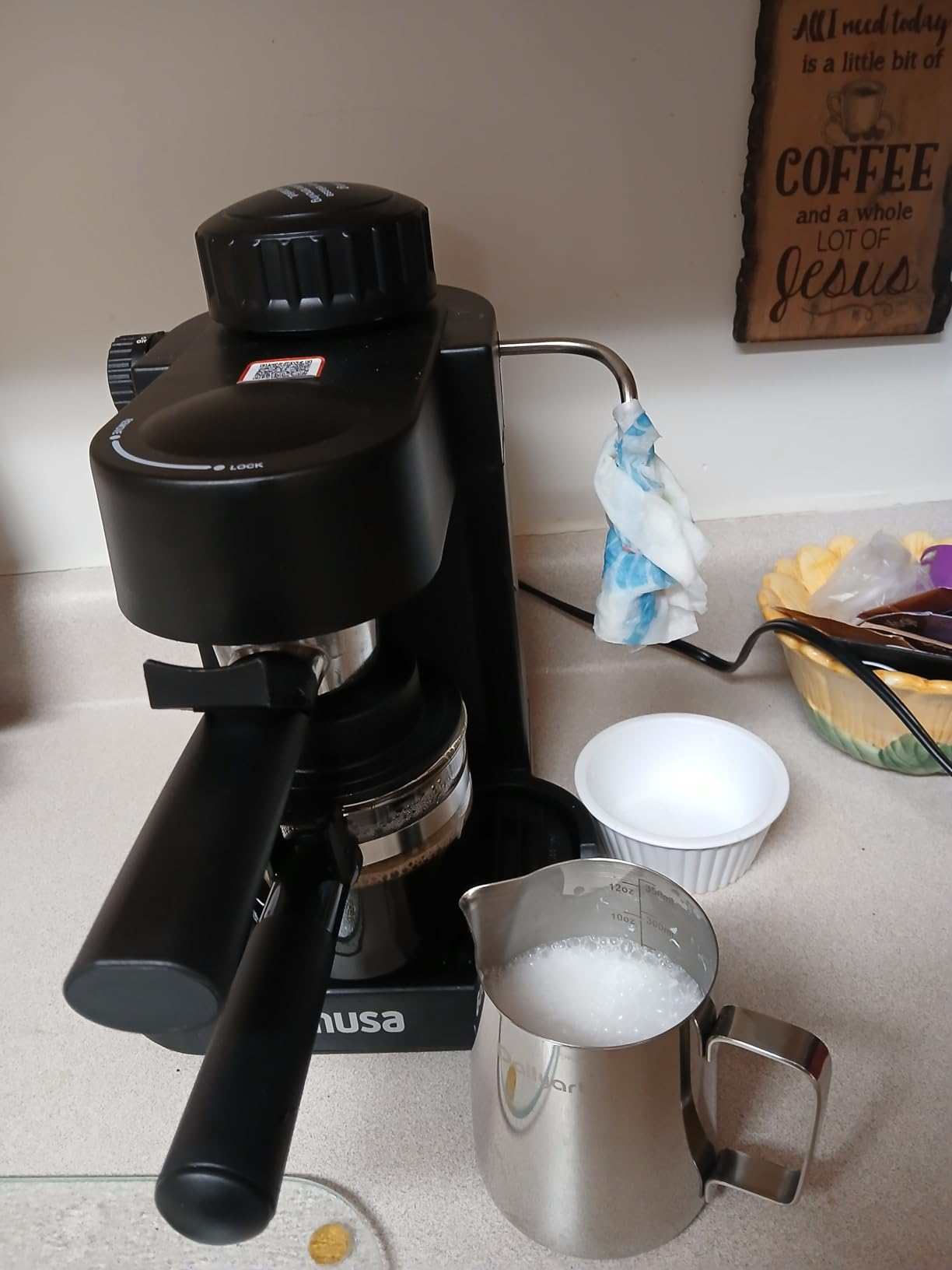 Milk Pitcher, Dailyart Stainless Steel Milk Frothing Pitcher with Thermometer for Coffee, Cappuccino, Espresso, Latte Art (600ml/20oz) customer photo 2