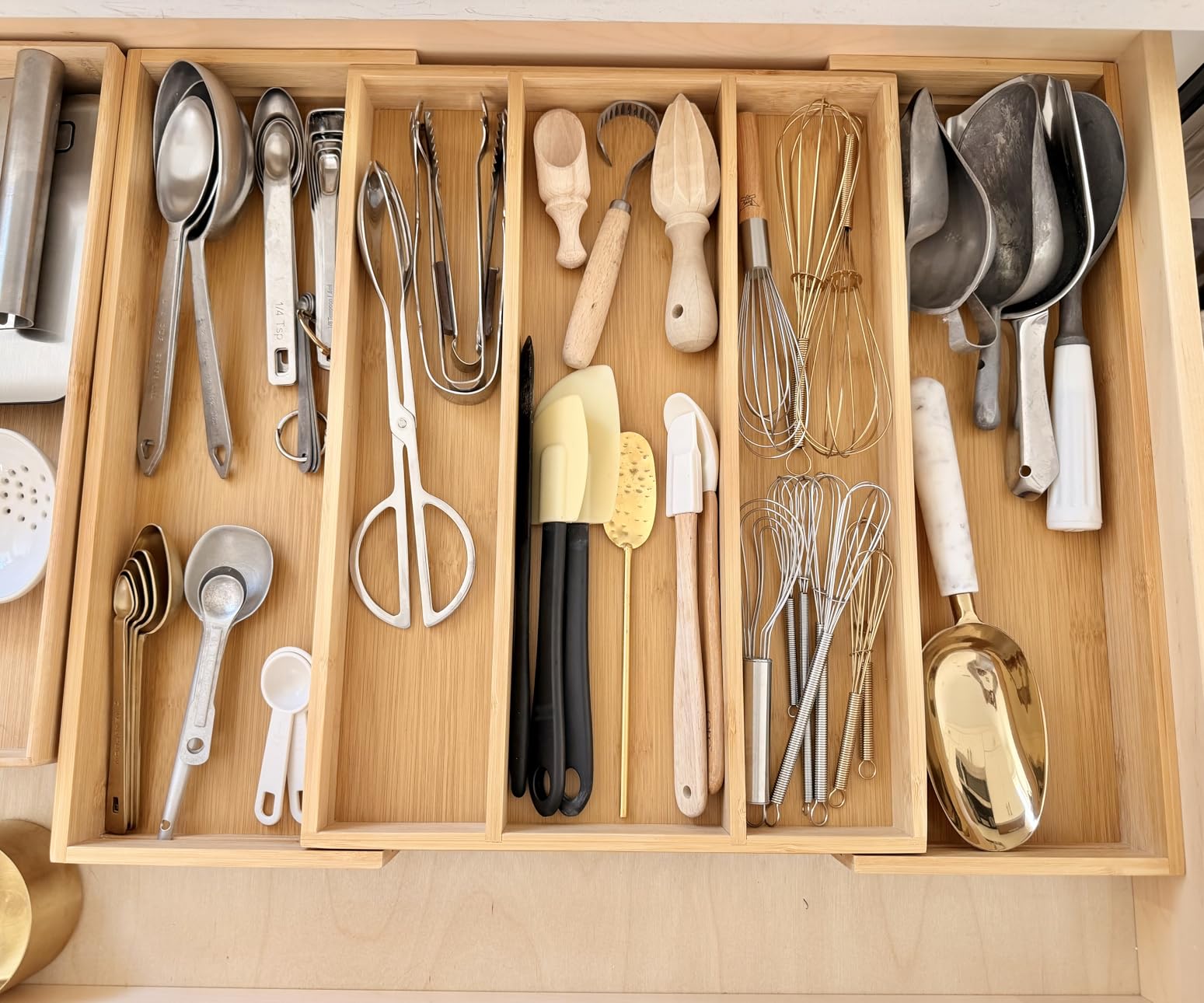 Utoplike Bamboo Expandable Kitchen Drawer Organizer, Adjustable Utensil Holder and Cutlery Tray Organiser, Drawer Divider for Silverware, Flatware, Knives in Kitchen, Bedroom, Living Room, 5 Slot customer photo 2
