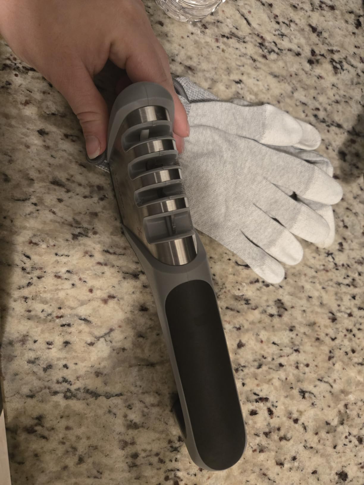 Longzon 5-in-1 Knife Sharpener 4 Stage with Cut-Resistant Glove, Quickly Sharpens & Restores Dull Blades, Easy & Safe for Home Kitchen Use, Black+Silver customer photo 2