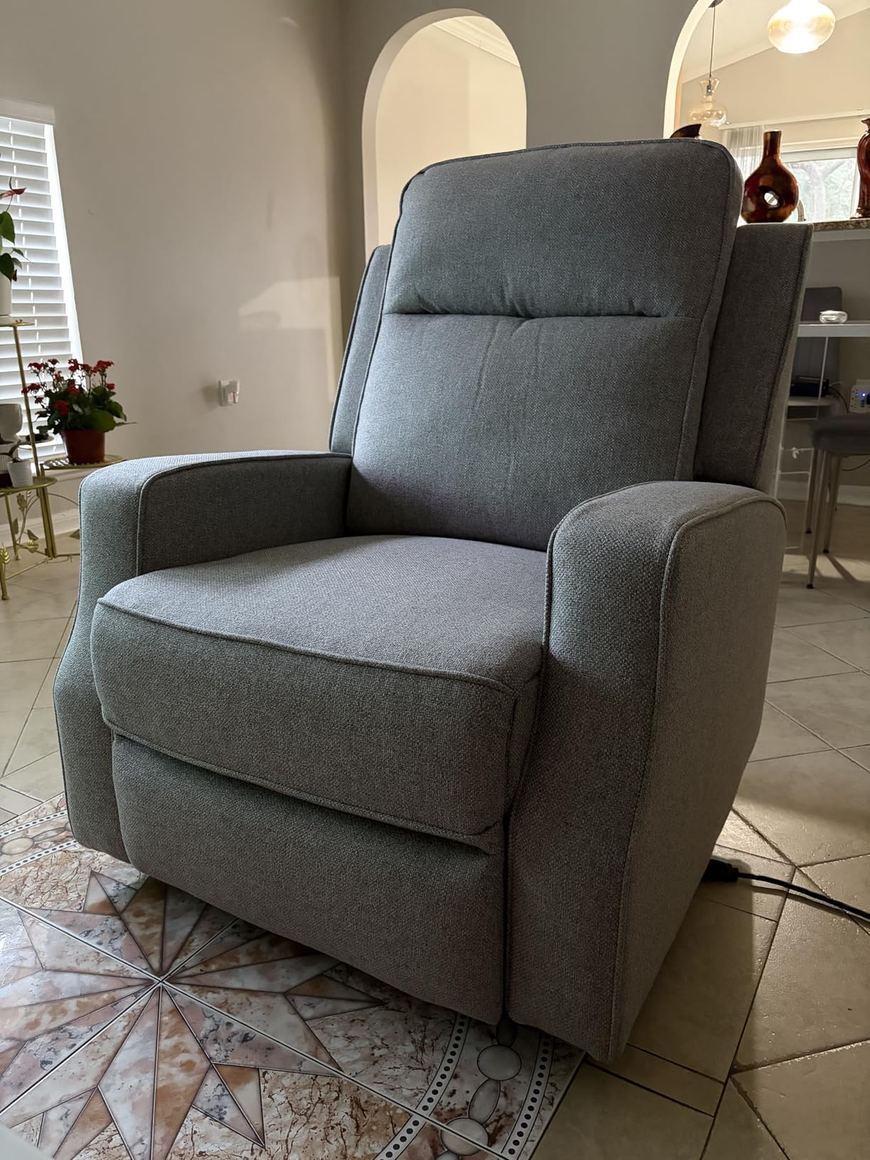 HOMCOM Electric Power Recliner, Wall Hugger Armchair with USB Charging Station, Sofa Recliner with Linen Upholstered Seat and Retractable Footrest, Gray customer photo 1