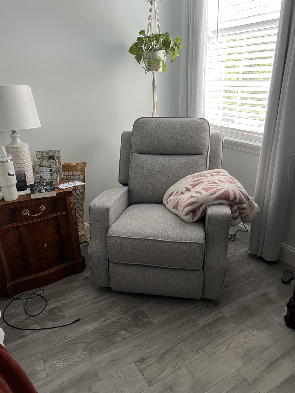 HOMCOM Electric Power Recliner, Wall Hugger Armchair with USB Charging Station, Sofa Recliner with Linen Upholstered Seat and Retractable Footrest, Gray customer photo 2