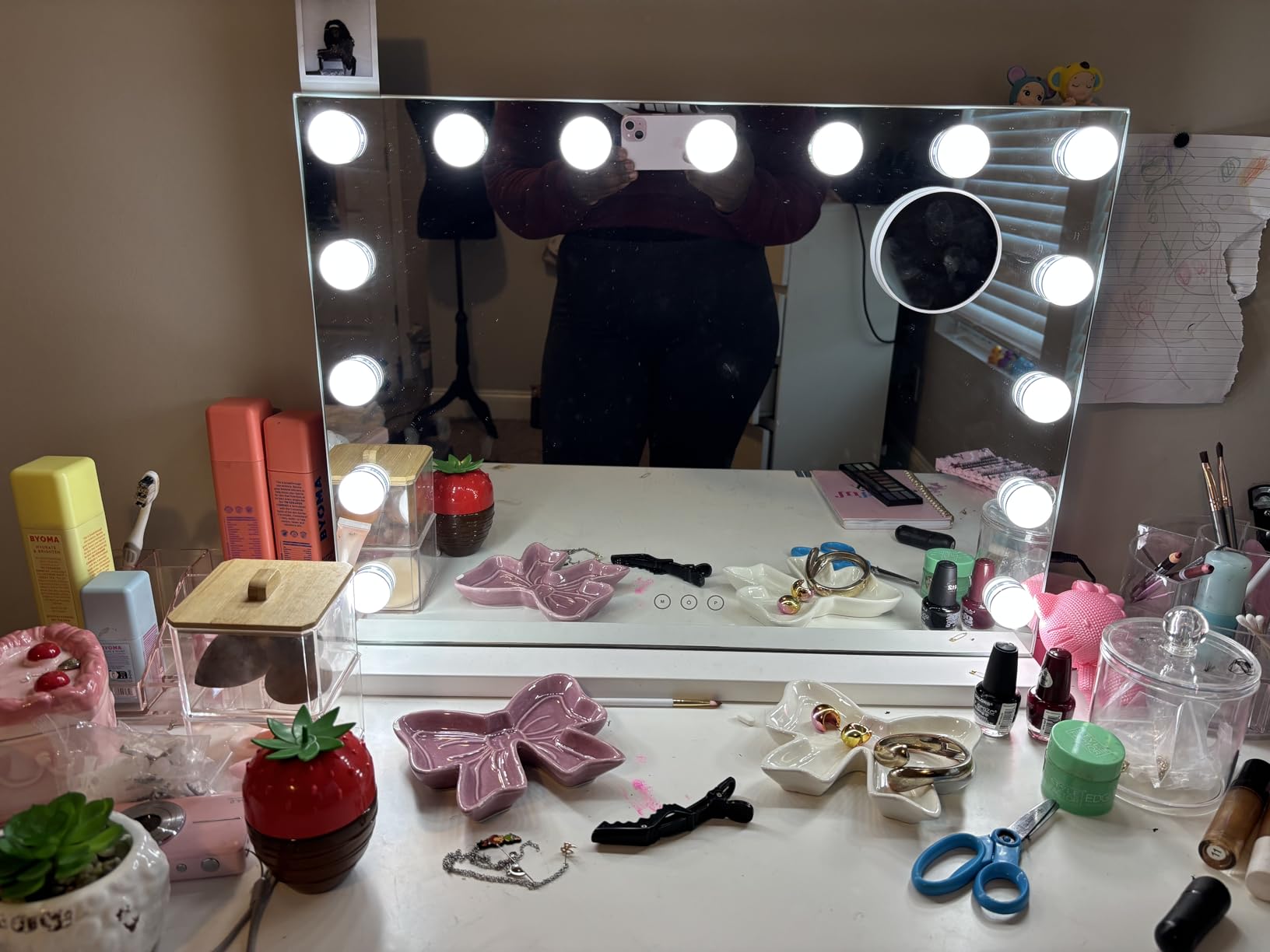 Vanity Mirror with Lights Lighted Makeup Mirror with 15 Dimmable LED Bulbs, 3 Color Lighting Modes, USB Charging Port Touch Control, Sturdy Metal Frame Design 24x18 Inch, White customer photo 1