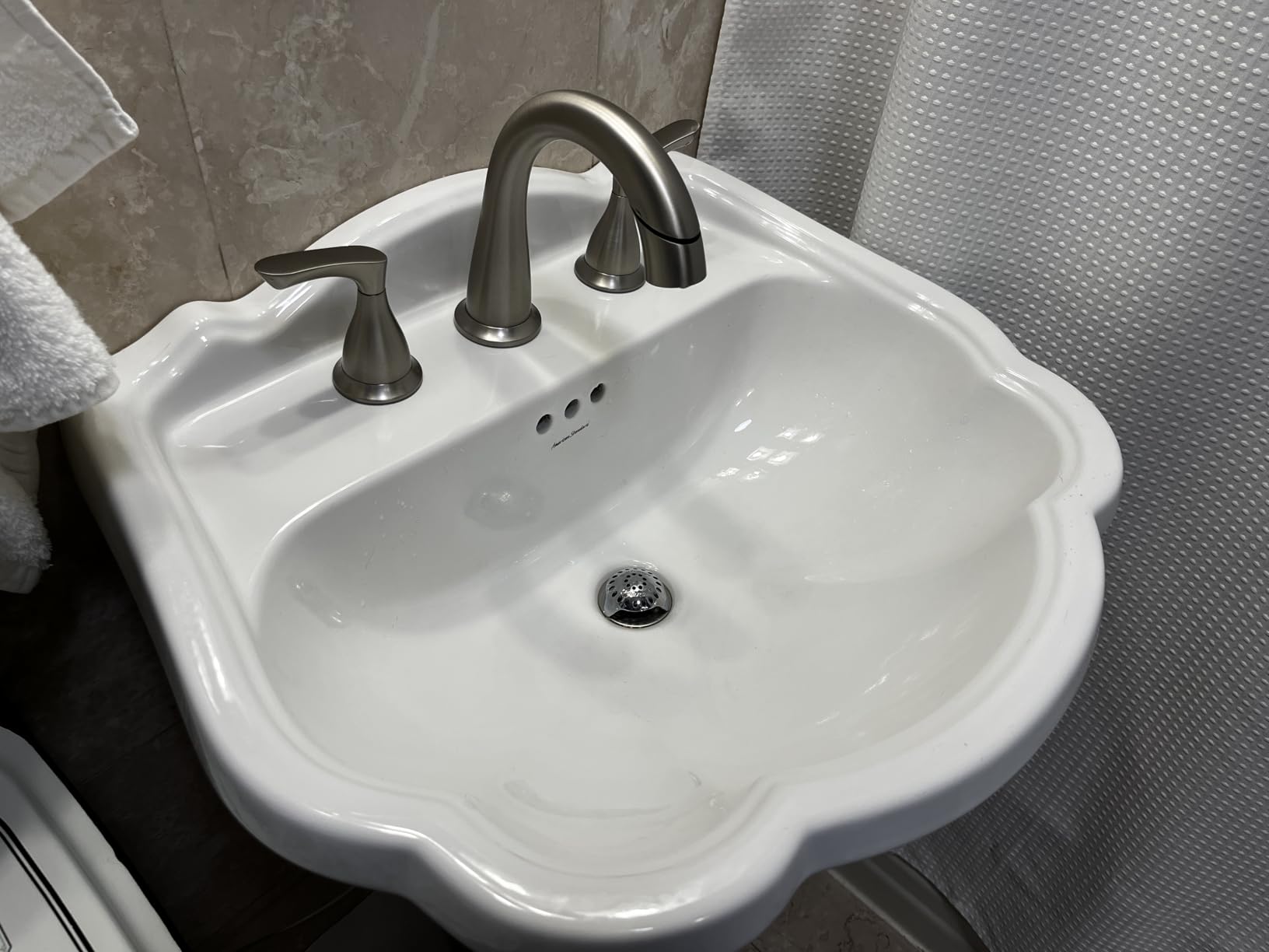 Delta Broadmoor Matte Black Bathroom Faucet with Sprayer, 8 Inch 3 Hole Widespread Bathroom Sink Faucet with Pull Out Sprayer, Push-Pop Drain, Matte Black 35765LF-BLPD customer photo 1
