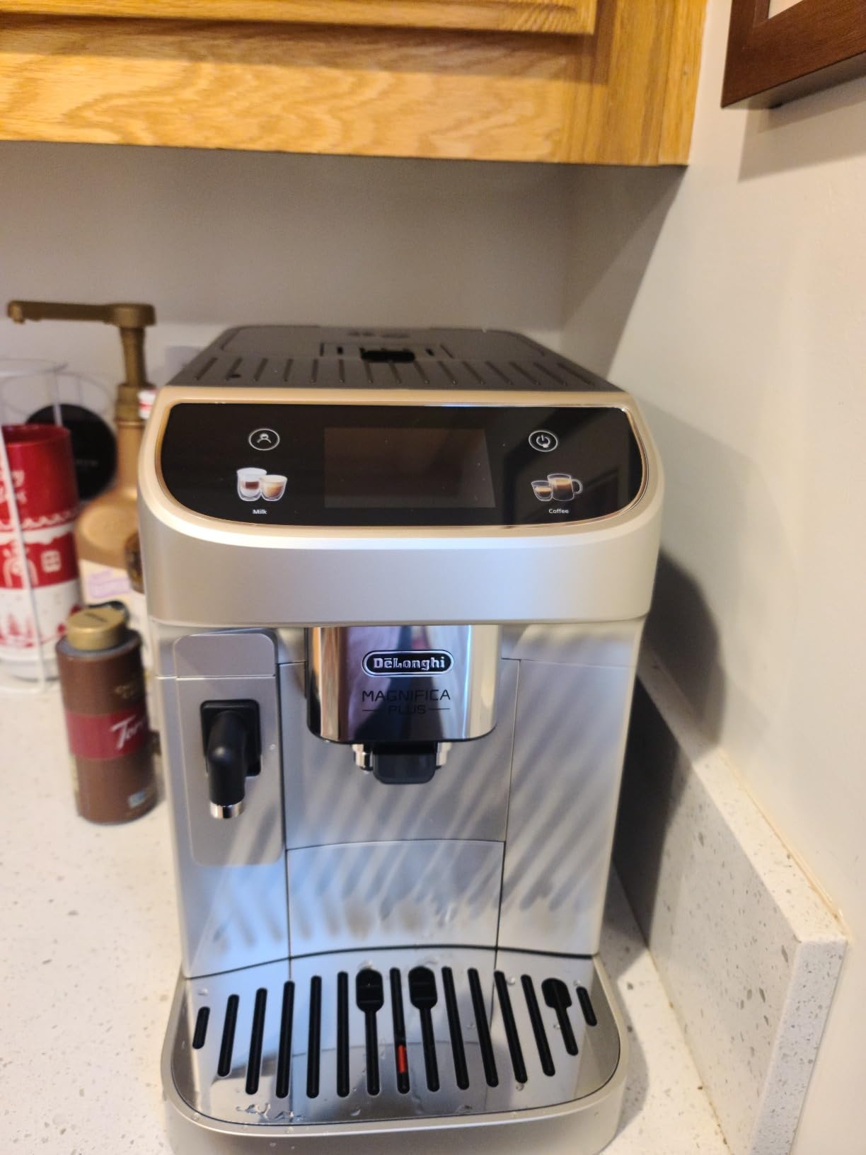 De'Longhi Magnifica Plus Fully Automatic Espresso Machine - Brew 18+ One Touch Coffee Recipes for up to 4 User Profiles, Automatic Milk Steam Wand & Built-in Grinder, Touchscreen Display customer photo 2