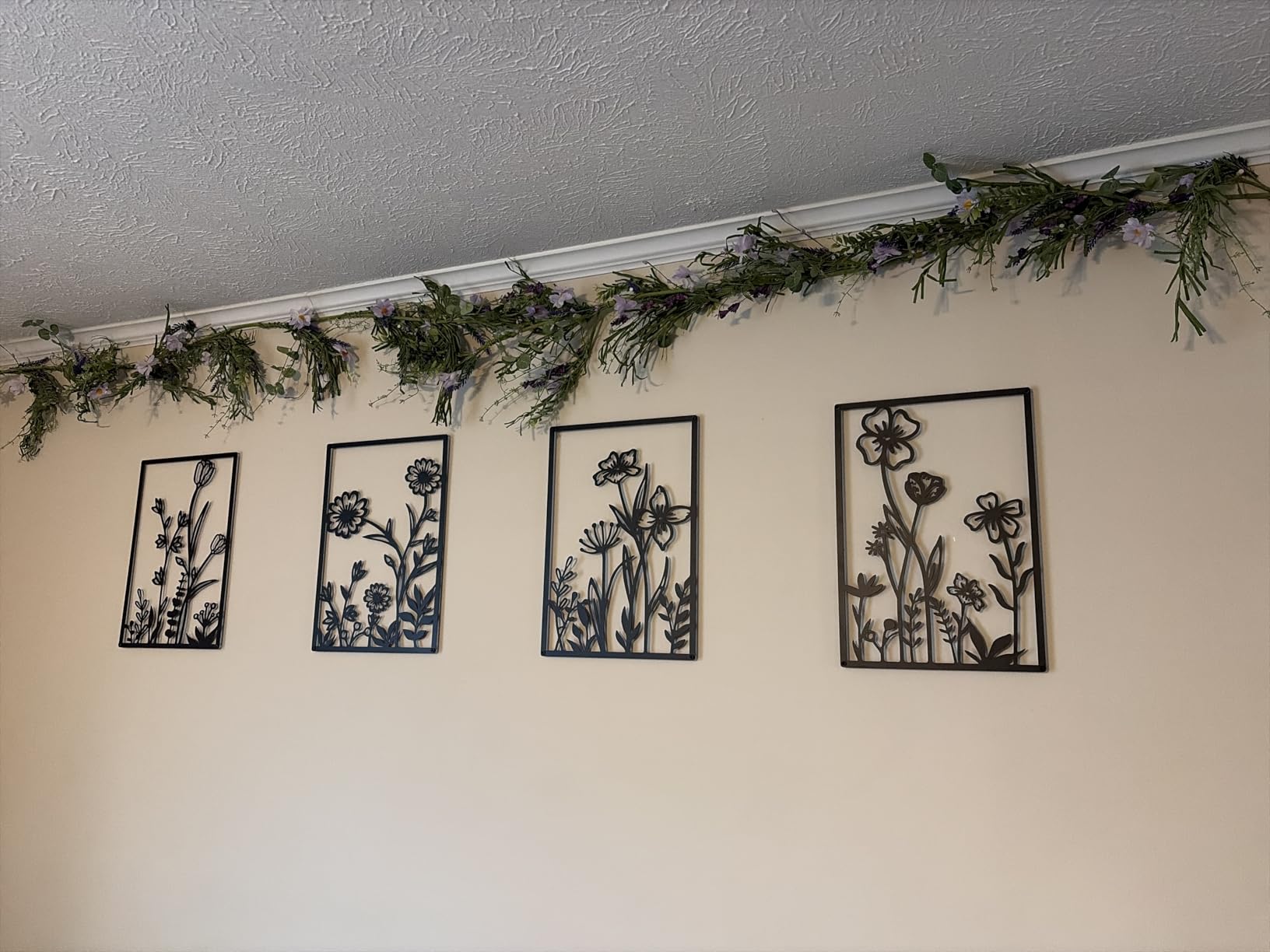 Sokurdeg Black Metal Flowers Wall Decor, Minimalist Floral Wall Hanging Art, Black Abstract Line Wall Art Sculptures for Bedroom Bathroom Living Room (4 Pcs, 12 x 17 in) customer photo 1