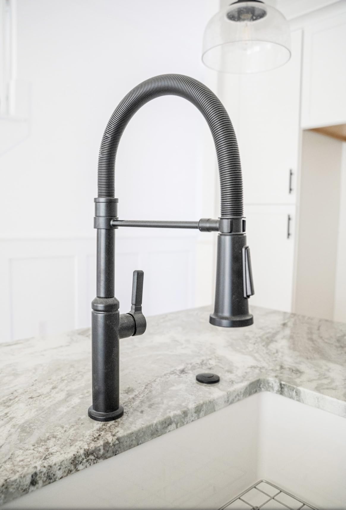 Delta Rhett Pro Style Commercial Kitchen Faucet with Pull Down Sprayer, Single Hole Brushed Gold Kitchen Sink Faucet, Single Handle, Champagne Bronze 18829-CZ-DST customer photo 1