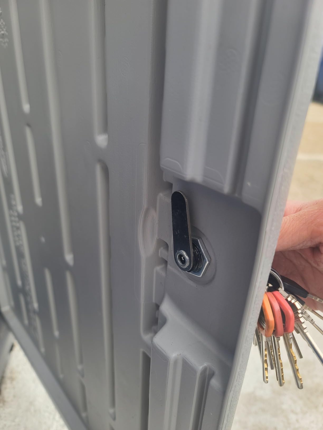 Suncast 33.5-Gallon Capacity Package Delivery Box, Parcel Drop Box with Lock, Weather Resistant Outdoor Storage Solution for Secure Package Deliveries, Made in USA customer photo 2