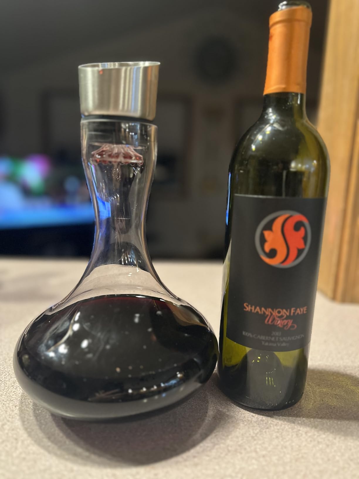 Wlasss Hand Blown Wine Decanter with Aerator, 1300ml/44oz Red Wine Decanter, Crystal Wine Carafe with Stainless Steel Pour Lid and Filter, Elegant Design Easy Pour, Wine Aerator Wine Gifts customer photo 1
