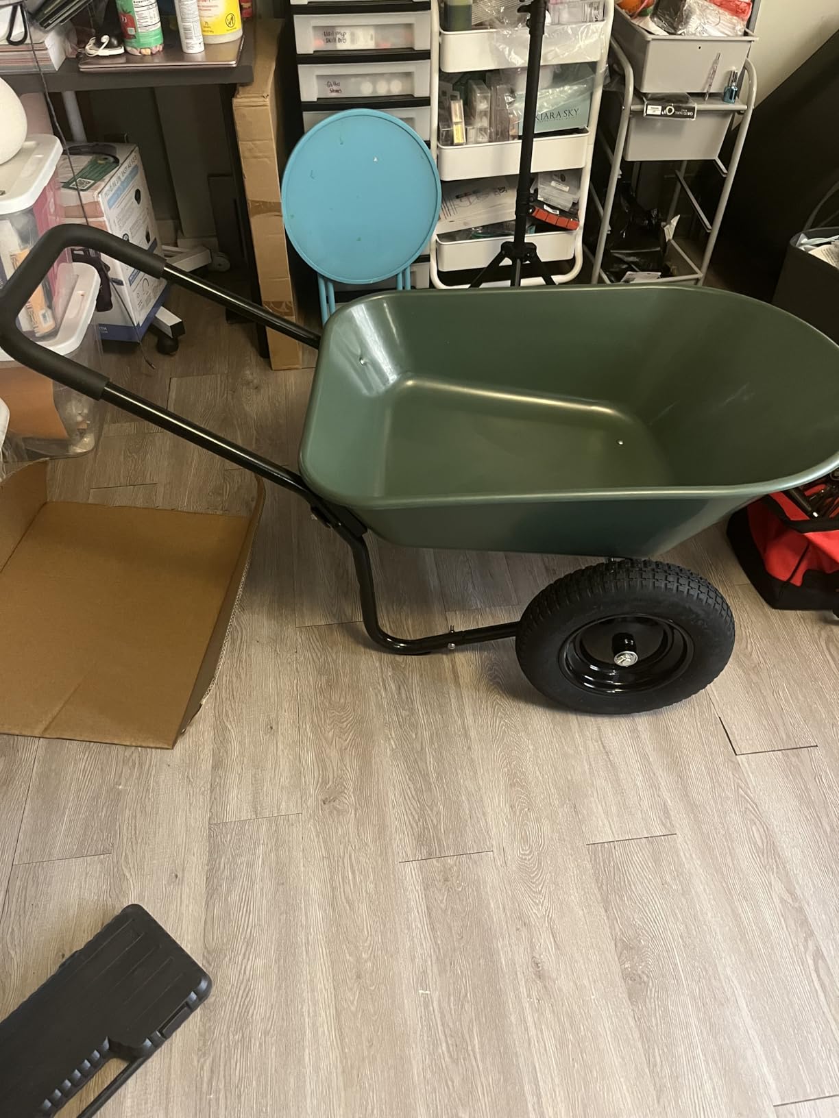 Amazon Basics Garden Wheelbarrow, Heavy Duty, 330 Pounds Capacity, 3.7 Cubic Feet, 26.8W x 53.9D x 27.2H inches, Green, 1-Pack customer photo 1