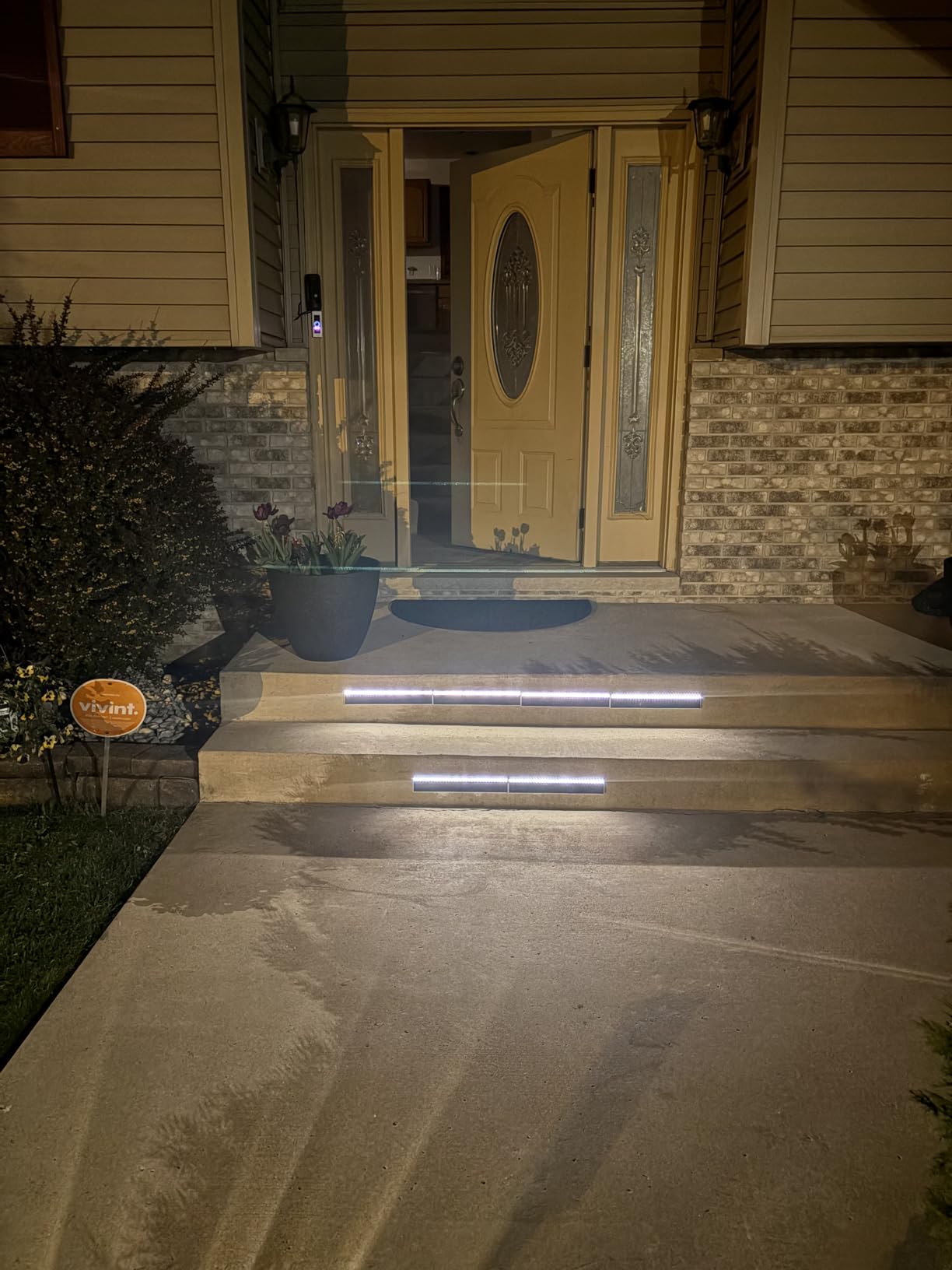 SHONELIGHTING Solar Step Lights for Outside, 33 Focused-Beam High-Brightness LEDs, Waterproof Aluminum Outdoor Stair Light for Risers, Curbsides, Poolsides, Planter Edges (Warm White, 6 Pack) customer photo 1