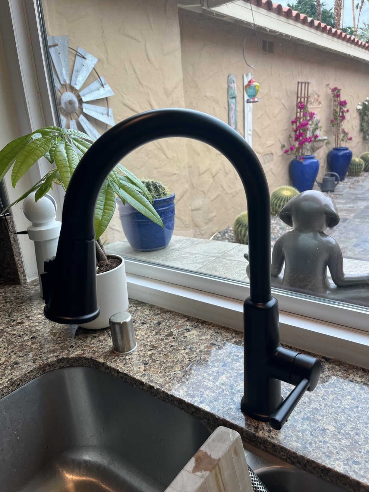 Delta Finnridge Brushed Gold Kitchen Faucet with Pull Down Sprayer, High Pressure ProClean Spray Modern Single Hole Kitchen Sink Faucet, Champagne Bronze 19730LF-CZ customer photo 1