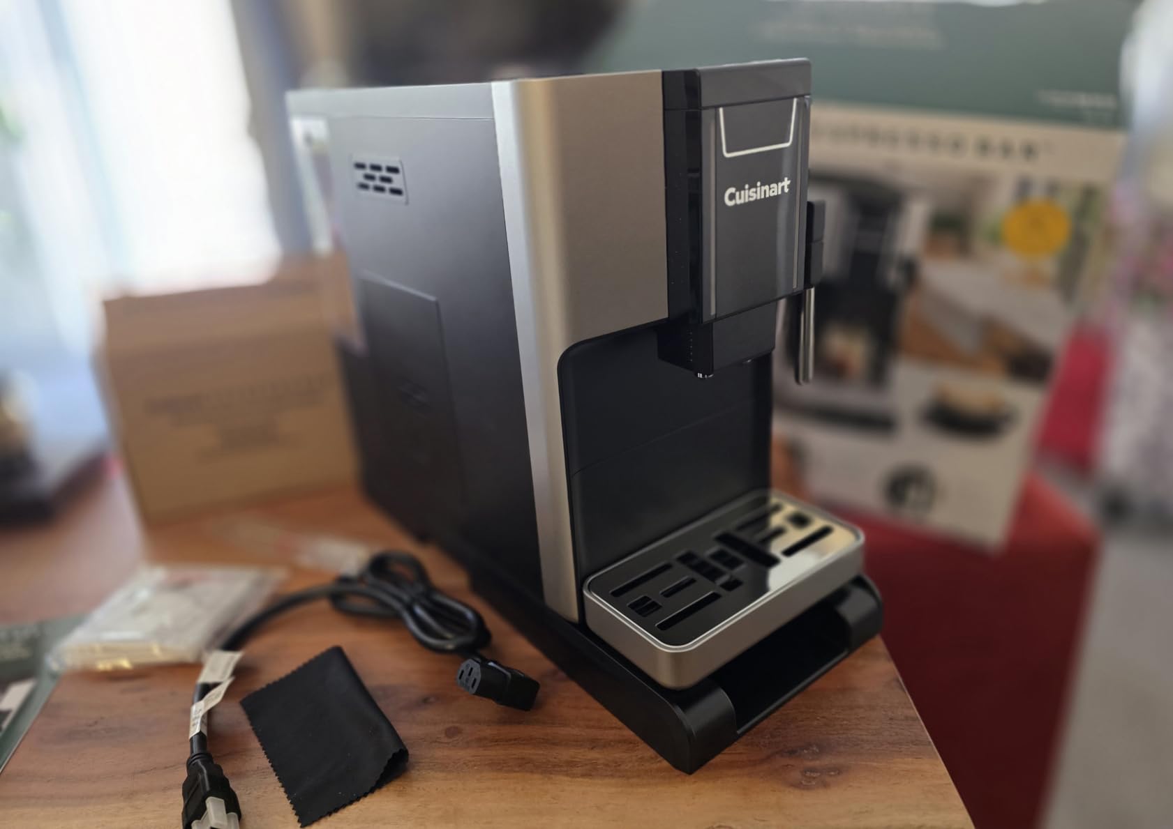 Cuisinart Espresso Bar Fully Automatic Espresso Machine, Makes Hot or Cold Cafe-Quality Cappuccino, Lattes, Americanos and Cold Extracted Espresso, Steam/Frothing Wand for Milk-Based Drinks, EM-550 customer photo 2