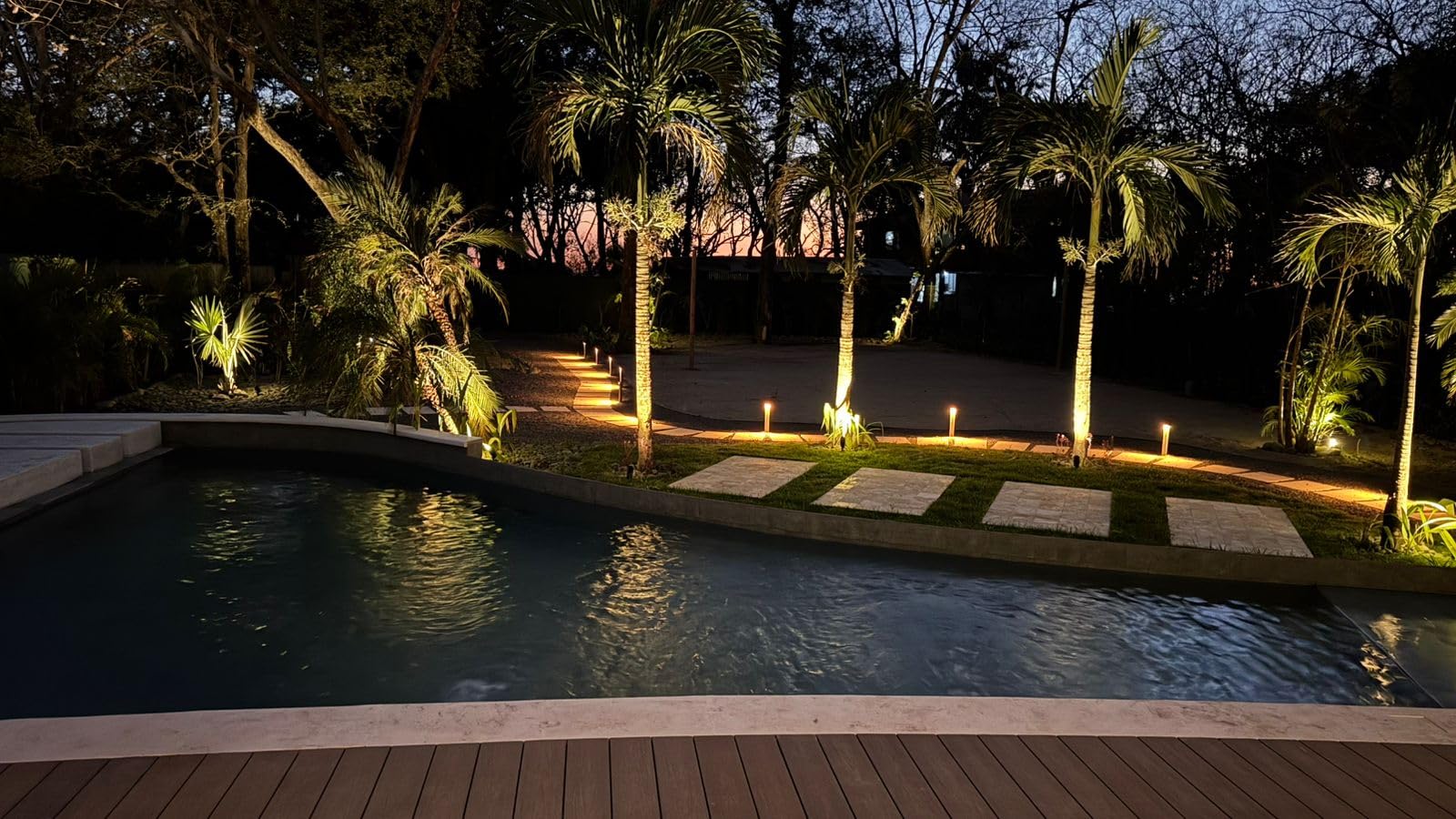 Gardencoin All-in-One LED Low Voltage Landscape Lighting Kit, 5W Spotlights with 200W Transformer 150ft Wire and 12 Fastlock Connectors customer photo 2