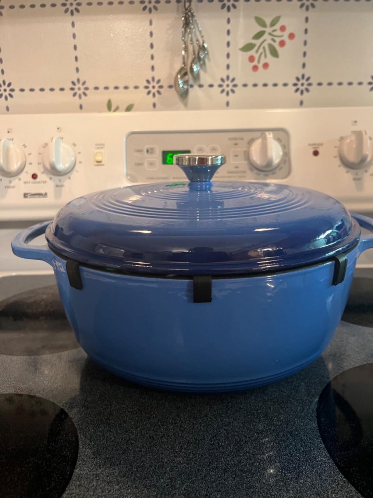 Lodge Essential Enamel Cast Iron Dutch Oven with Lid 7.5 Quart - Oven-Safe Enamel Cookware up to 500 F - Heat-Retaining Braising & Roasting Pot - Non-Toxic Cookware - Island Spice Red customer photo 2