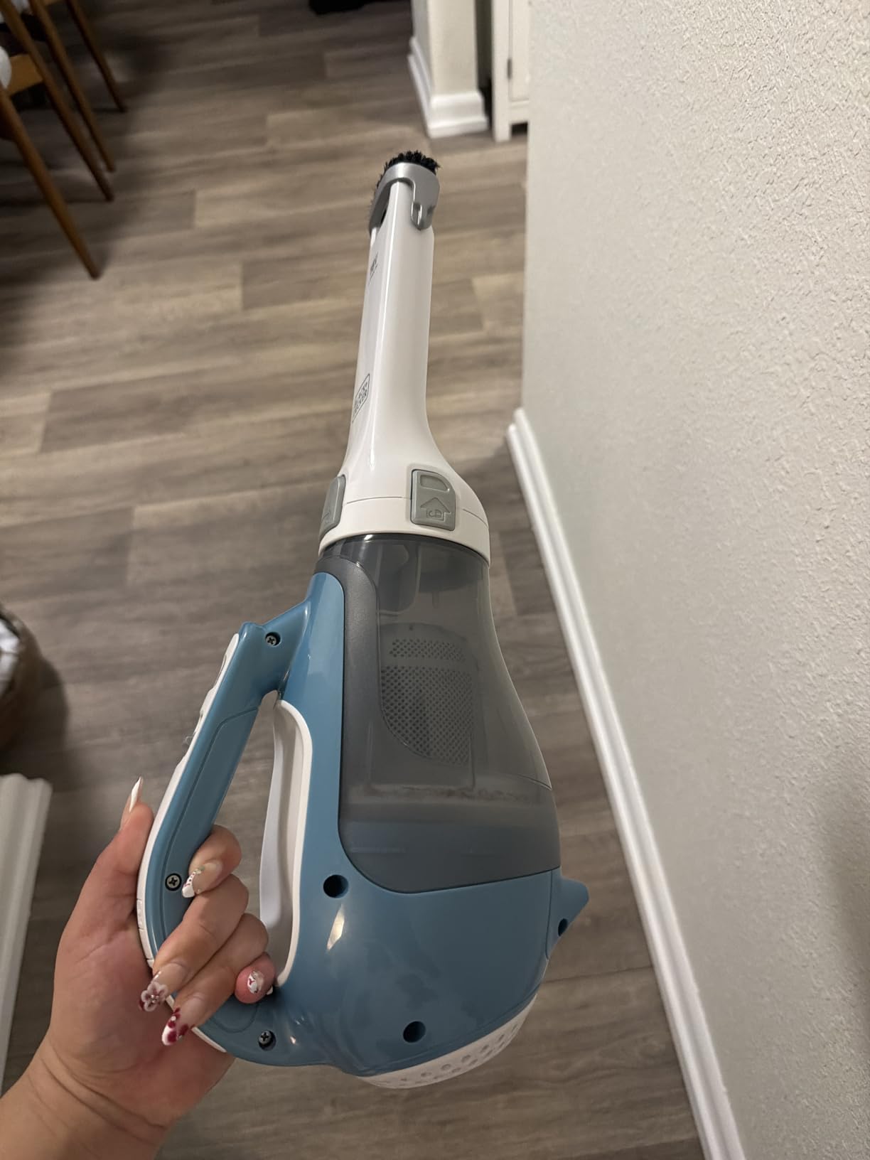 BLACK+DECKER dustbuster AdvancedClean Handheld Vacuum Cordless, Compact Home and Car Vacuum with Crevice Tool, Rotating Nozzle and Charging Station, Large Dust Bowl (CHV1410L) customer photo 2