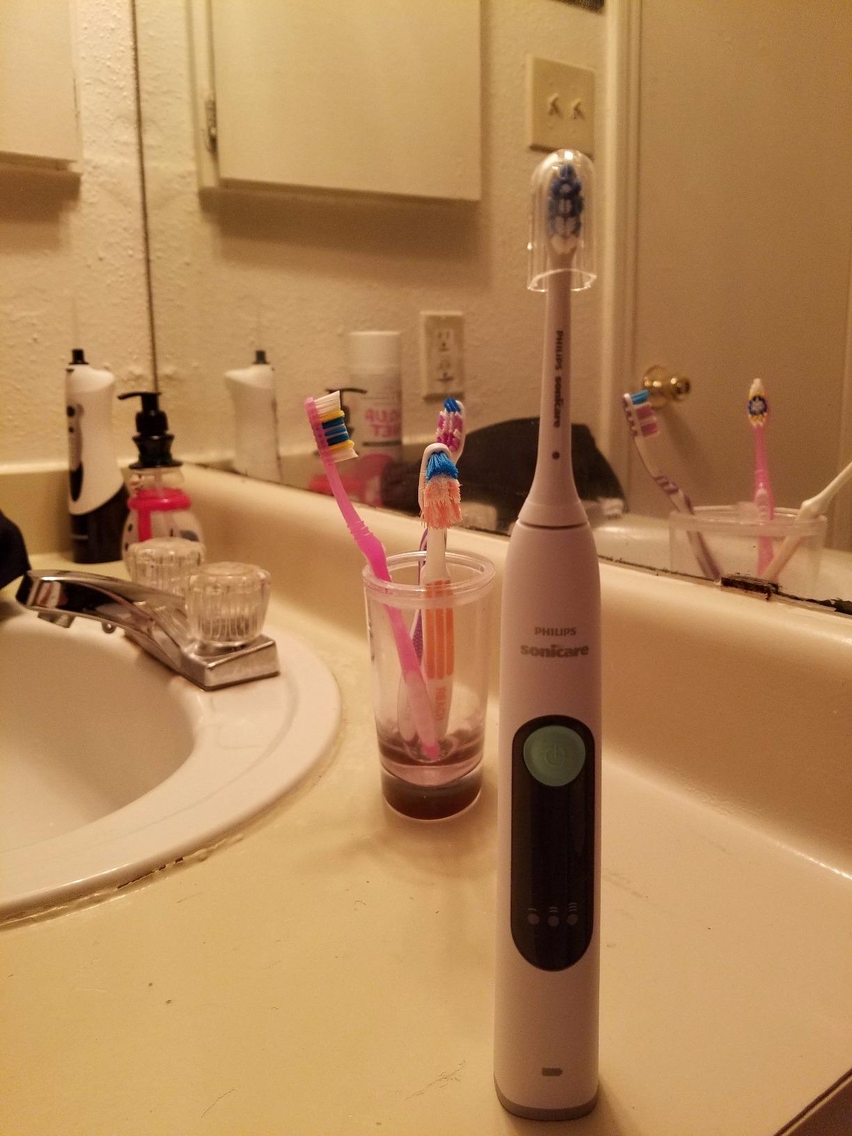 Philips Sonicare 2 Series plaque control rechargeable electric toothbrush, HX6211 customer photo 2