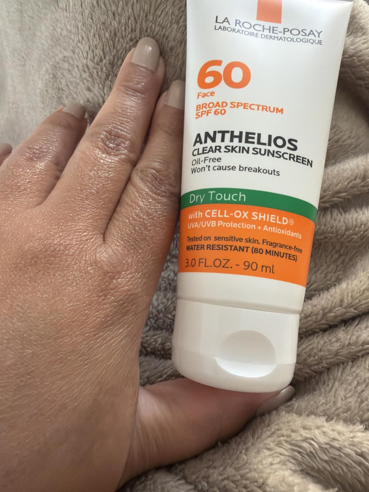 La Roche-Posay Anthelios Clear Skin Sunscreen Dry Touch SPF 60, Oil Free Sunscreen For Face, Oil Absorbing, Broad Spectrum SPF + Antioxidants, Non-Greasy, Oxybenzone Free, 1.7 Fl Oz customer photo 1