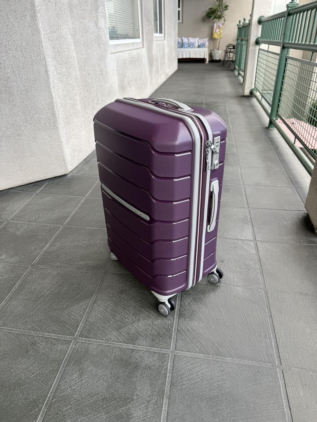 Samsonite Freeform 24-Inch Medium Luggage with Dual 360 Spinner Wheels - Checked Suitcase - TSA Lock, Airline-Approved - Durable Polypropylene Expandable Hardshell for Lightweight Travel - Black customer photo 1
