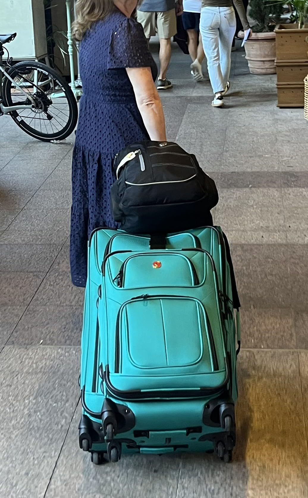 SwissGear Sion Softside Expandable Spinner Luggage Durable Lightweight Travel Suitcase, Black, 3-Piece Set (Carry-On/Medium/Large) customer photo 1
