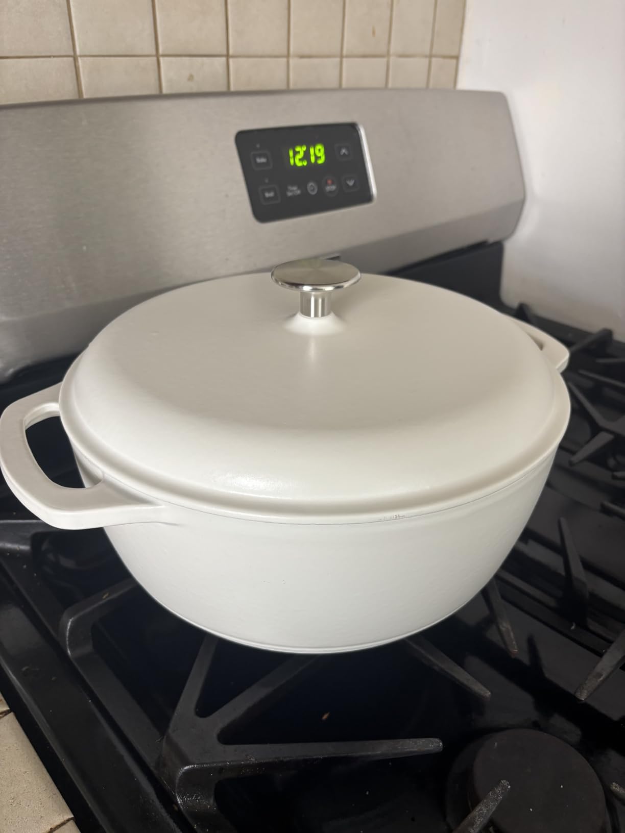 Amazon Basics Enameled Cast Iron Dutch Oven Pot with Lid, Round, Dual Handles, Heavy-Duty, Oven Safe for Stews, Roasting, Baking, 7.3-Quart, White customer photo 1