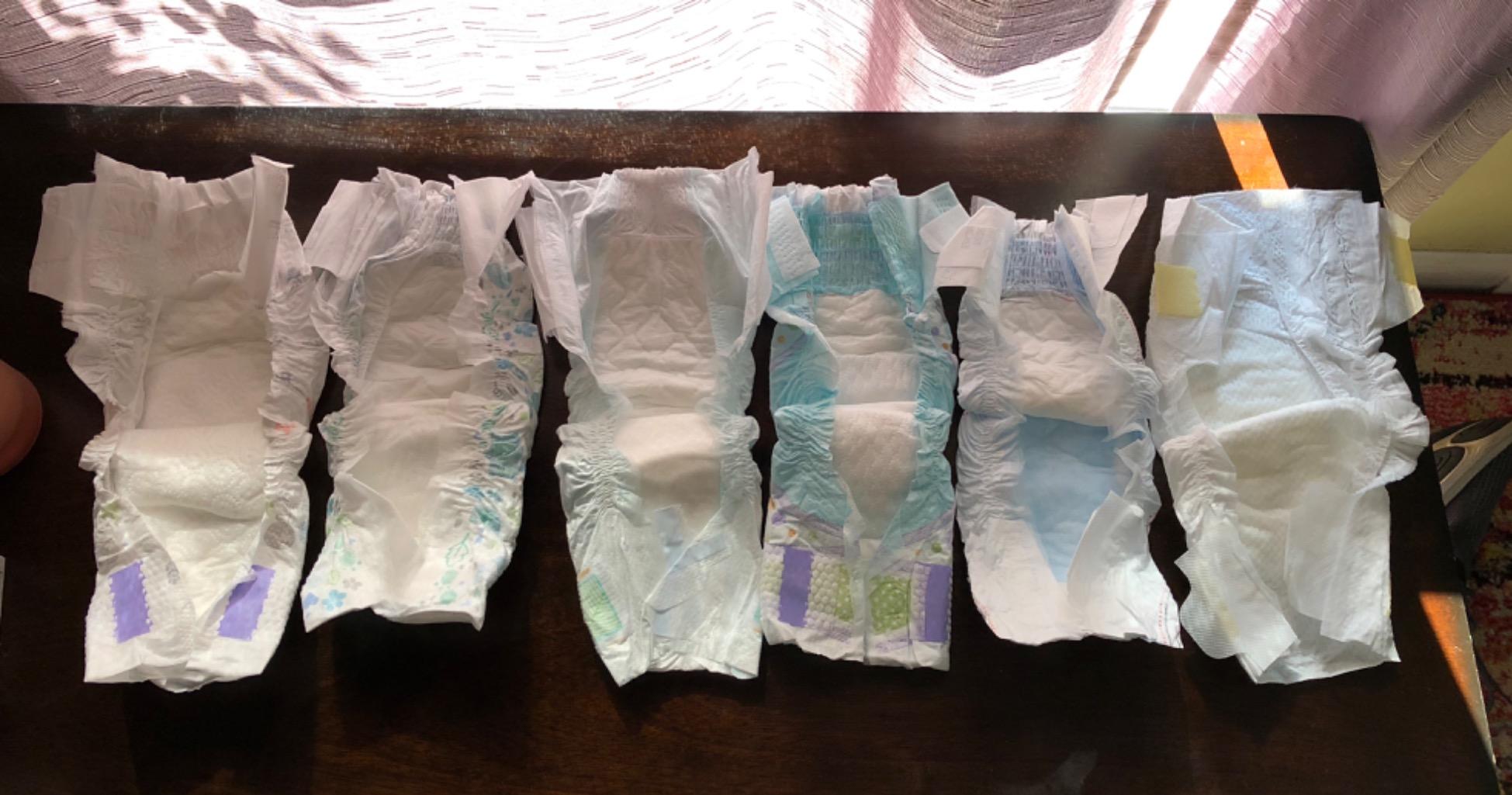 Huggies Size 1 Diapers, Little Snugglers Baby Diapers, Size 1 (8-14 lbs), 32 Count, Packaging May Vary customer photo 1