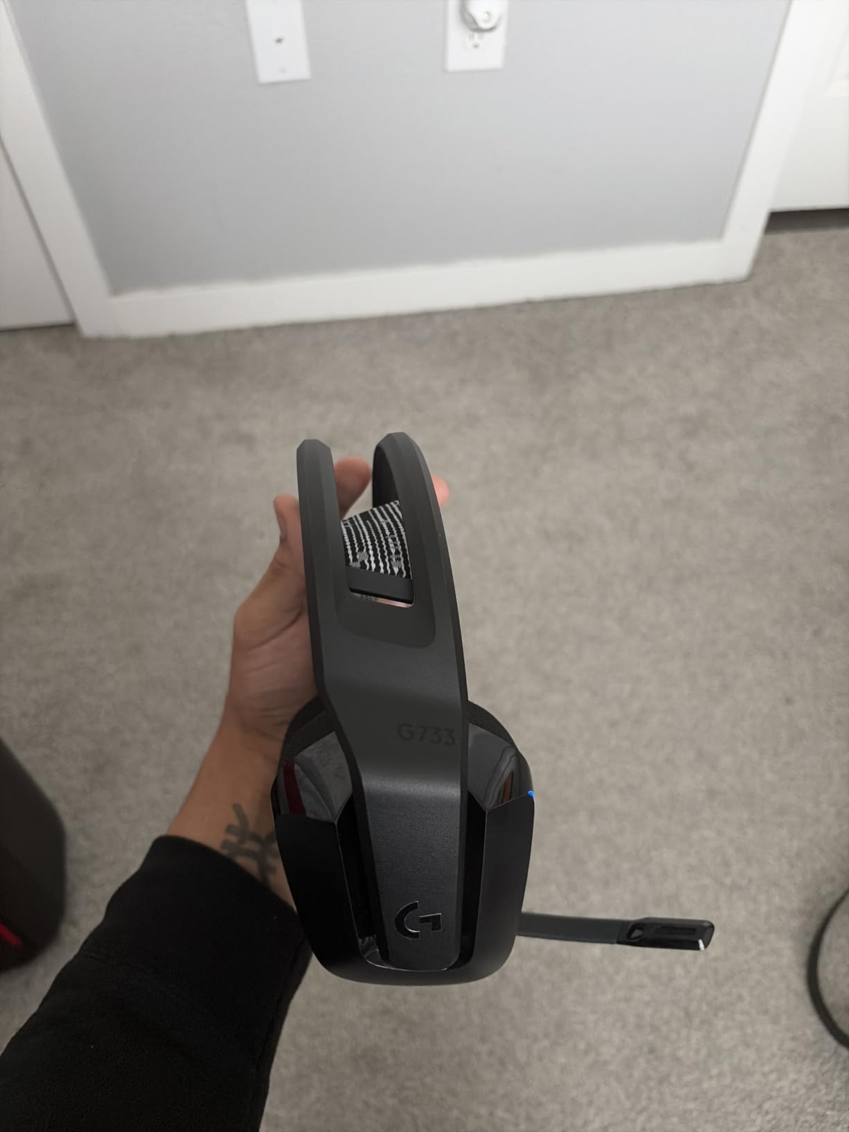 Logitech G733 Lightspeed Wireless Gaming Headset, Suspension Headband, Lightsync RGB, Blue VO!CE Mic, PRO-G Audio - Black, PC, PS5, PS4, Switch Compatible customer photo 1