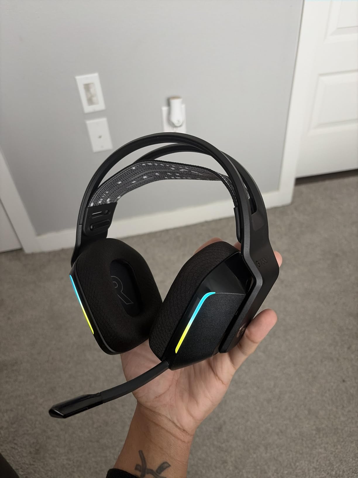 Logitech G733 Lightspeed Wireless Gaming Headset, Suspension Headband, Lightsync RGB, Blue VO!CE Mic, PRO-G Audio - Black, PC, PS5, PS4, Switch Compatible customer photo 2
