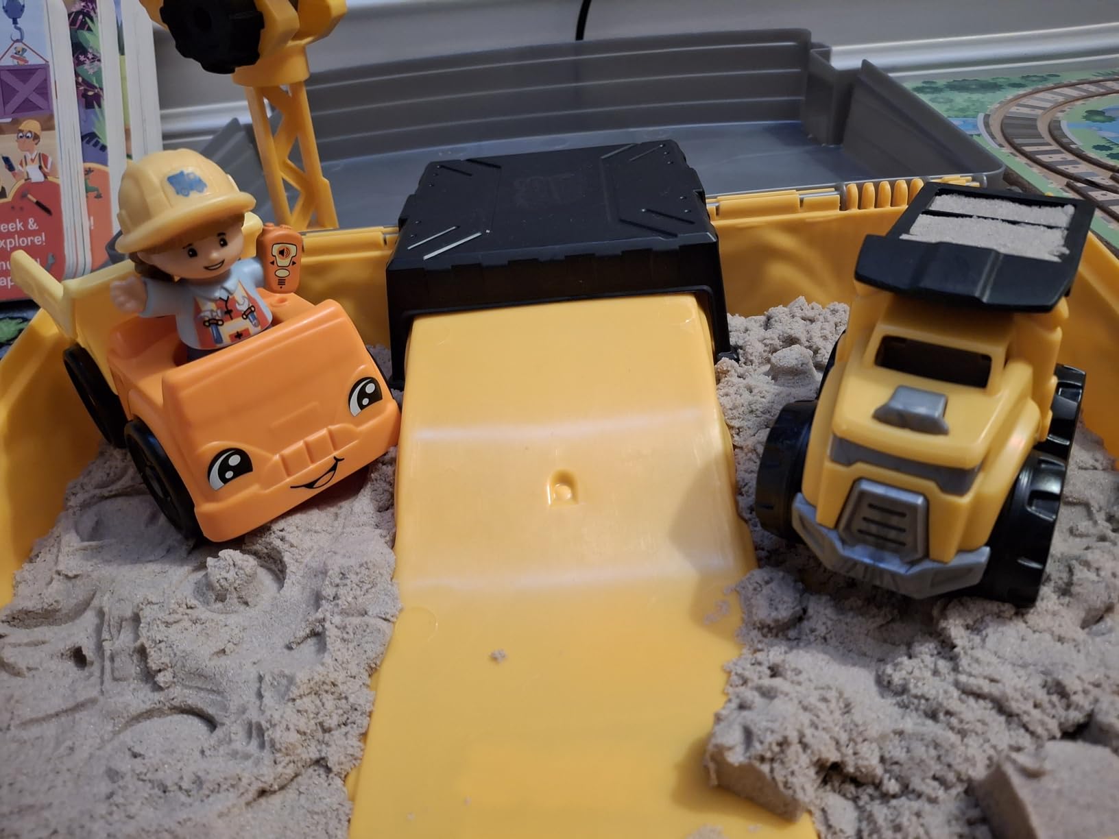 Kinetic Sand, Construction Site Folding Sandbox with 2lbs Play Sand & Toy Truck, Sensory Toys for Kids Ages 3 and up customer photo 1