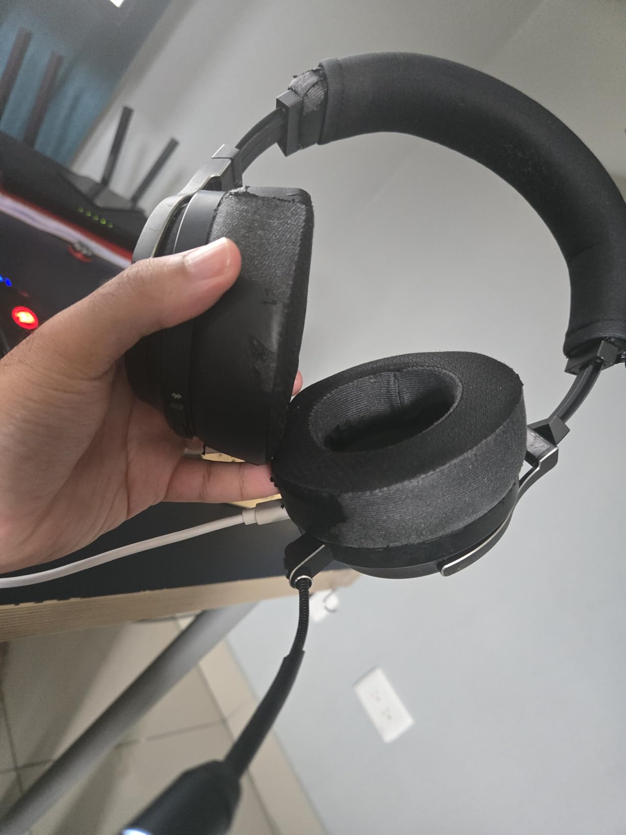 Corsair Virtuoso RGB Wireless XT Multiplatform Gaming Headset with Bluetooth - Dolby Atmos - Broadcast Quality Microphone - iCUE Compatible - PC, Mac, PS5, PS4, Nintendo Switch, Mobile - Black customer photo 1