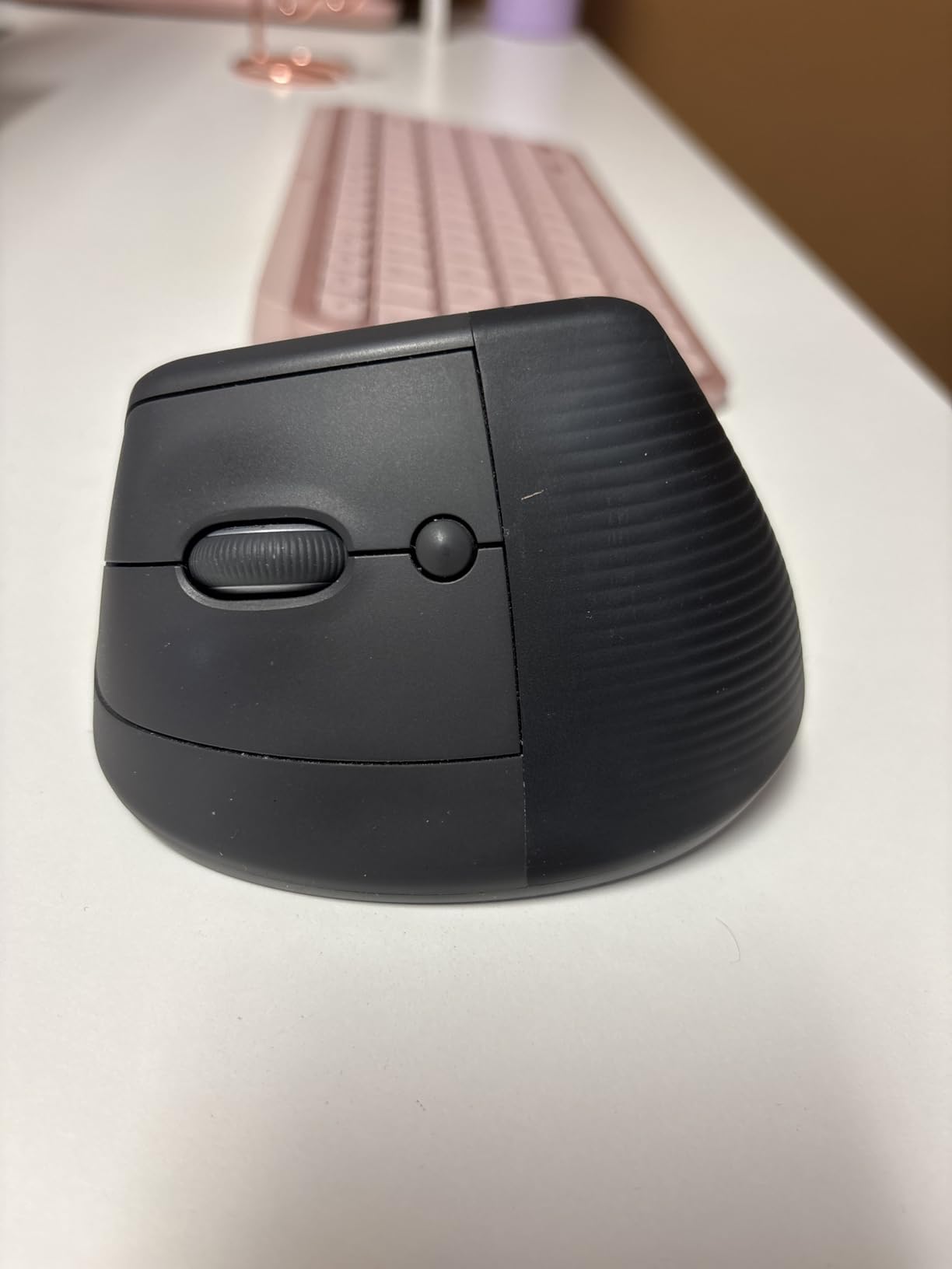 Logitech Lift Vertical Ergonomic Mouse, Wireless, Bluetooth or Logi Bolt USB Receiver, Quiet clicks, 6 Buttons, Compatible with Windows/macOS/iPadOS, Laptop, PC - Graphite customer photo 1