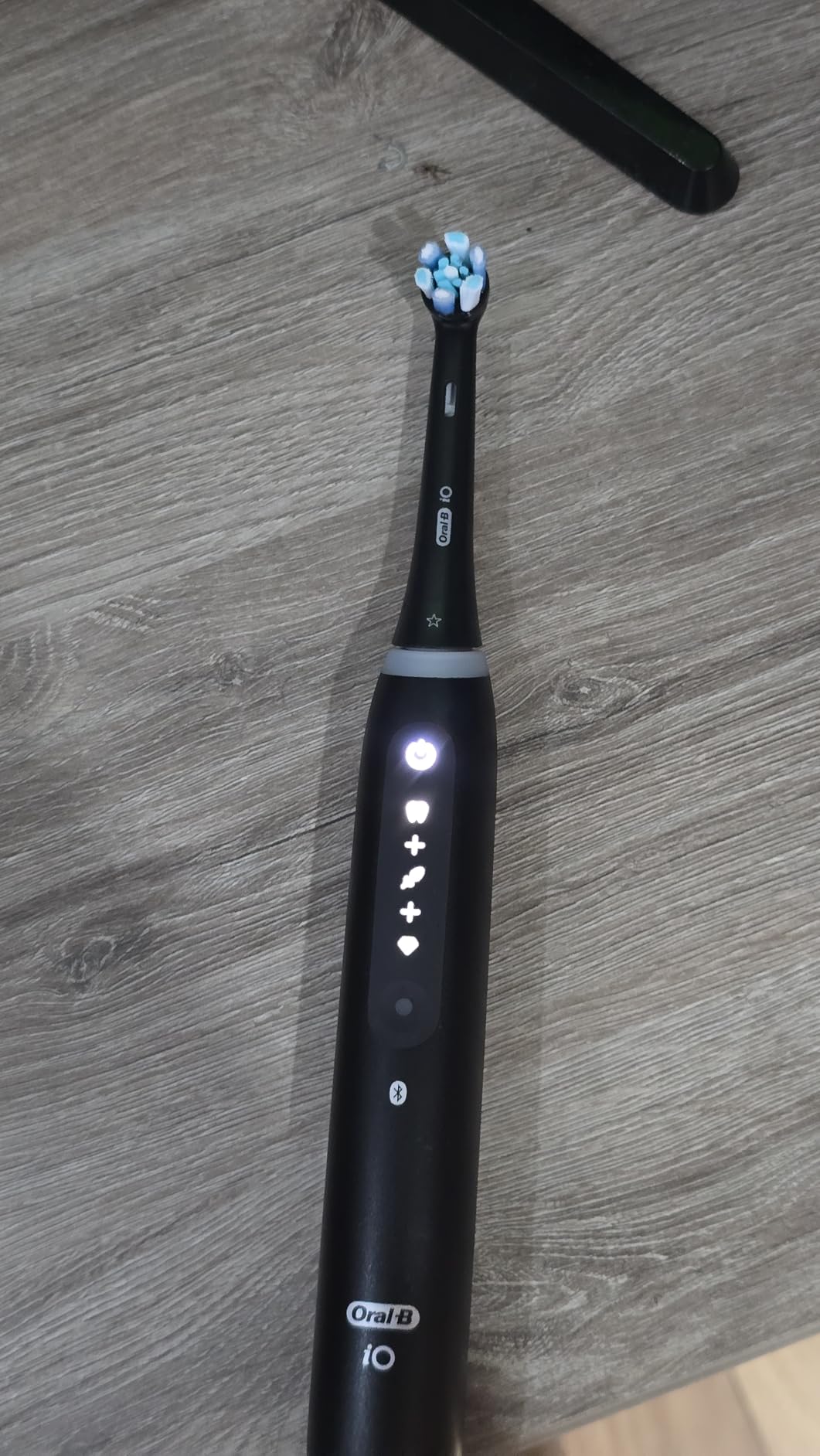 Oral-B Rechargeable Electric Toothbrush, iO5 Customizable Clean, 5 Cleaning Modes, Visual Pressure Sensor, Travel Case, Black customer photo 1