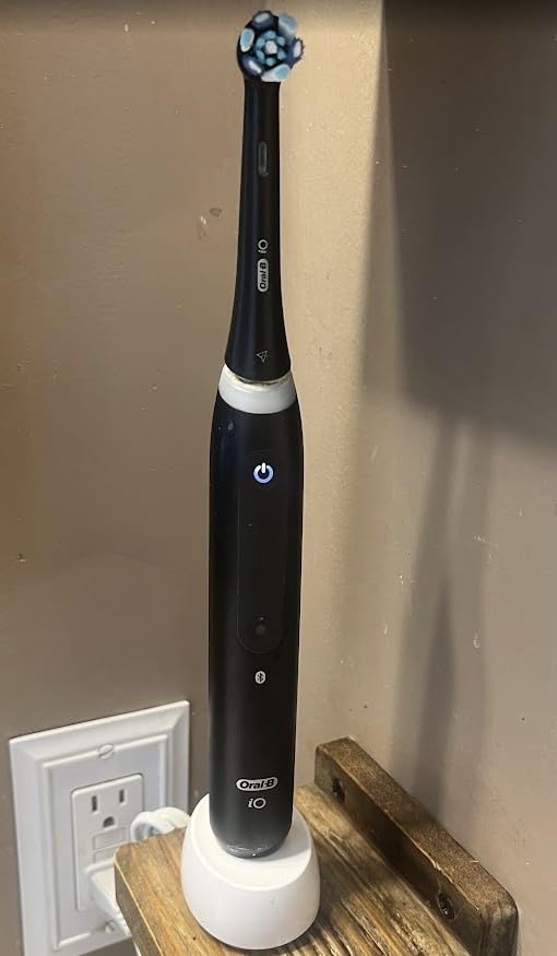 Oral-B Rechargeable Electric Toothbrush, iO5 Customizable Clean, 5 Cleaning Modes, Visual Pressure Sensor, Travel Case, Black customer photo 2