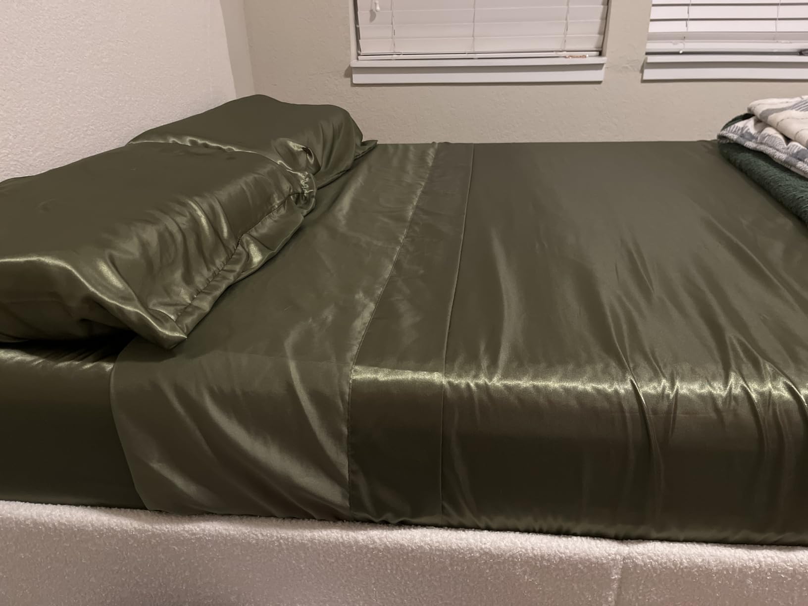 Love's cabin Satin Queen Sheets Set - 4 Piece Pink Silky Bed Sheets Set with Deep Pocket, Luxury Silk Feel Satin Queen Size Sheet Set (1 Flat Sheet, 1 Fitted Sheet, 2 Pillow Cases) customer photo 1