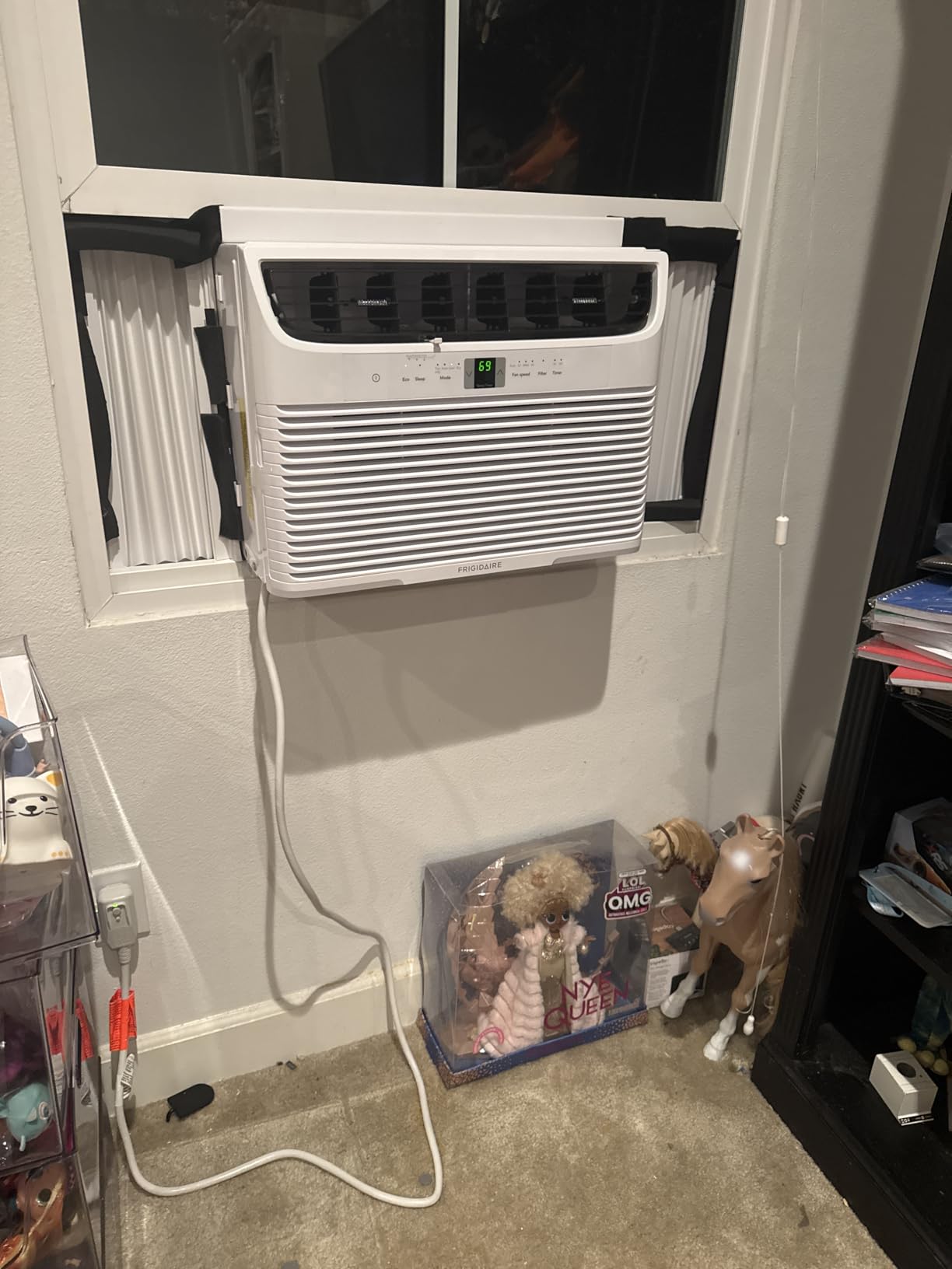 Frigidaire 12,000 BTU Window Air Conditioner with Remote Control, Cools Up to 550 Sq. Ft., Quiet Operation, Eco Mode, 3 Fan Speeds, Auto Restart, White customer photo 1