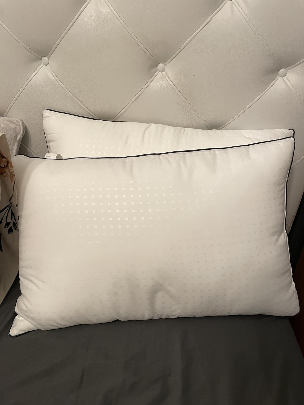 Standard Size Bed Pillows for Sleeping 4 Pack, Luxury Hotel Pillows, Comfortable and Supportive, Machine Washable, Suitable for Stomach, Back and Side Sleepers customer photo 2