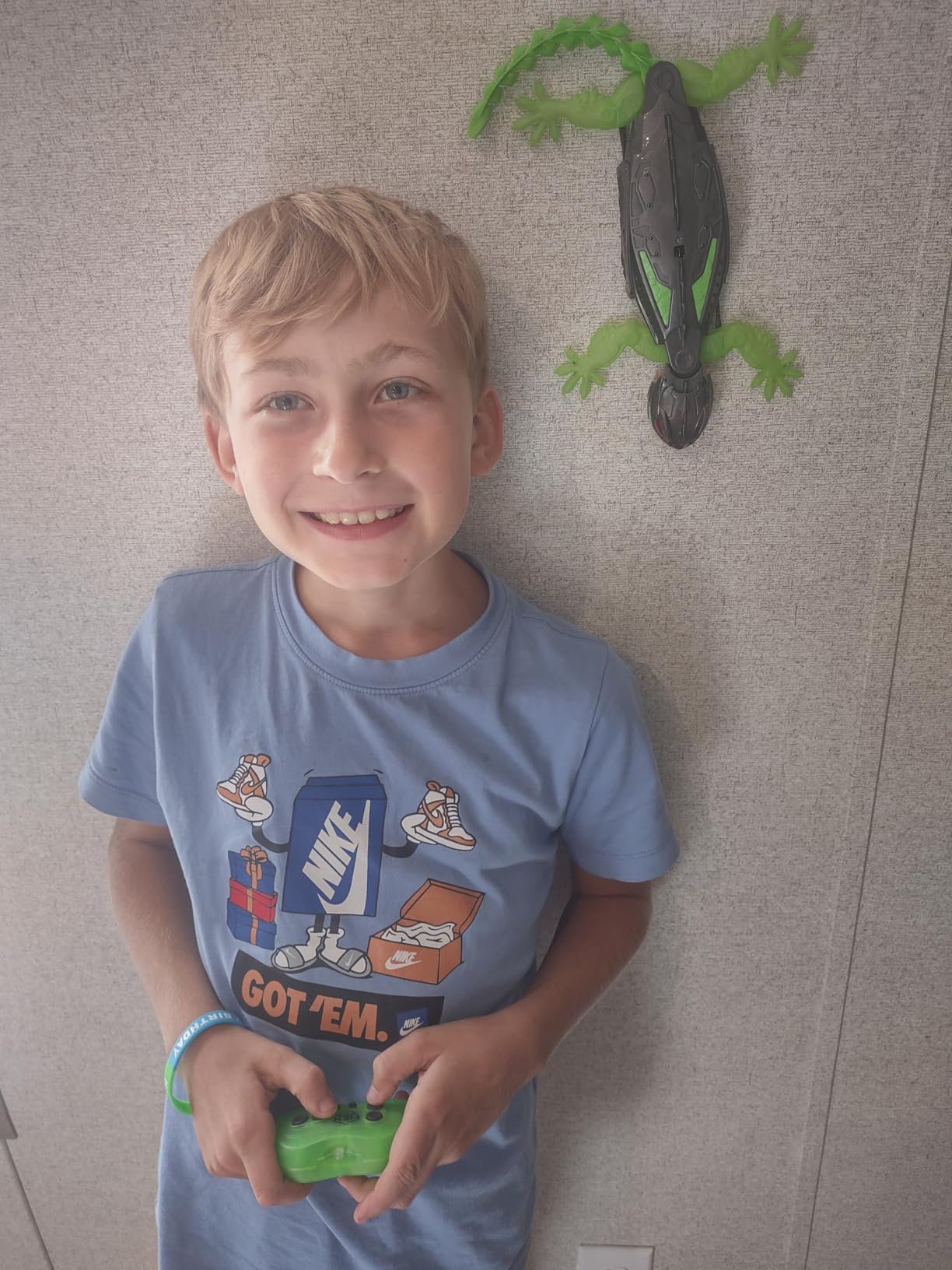 HEX BOTS Crawler Gecko with Official Wall Climber Technology, Rechargeable Remote Control Robot Kids Toy, Prank Toy for Boys & Girls Ages 4+ customer photo 1