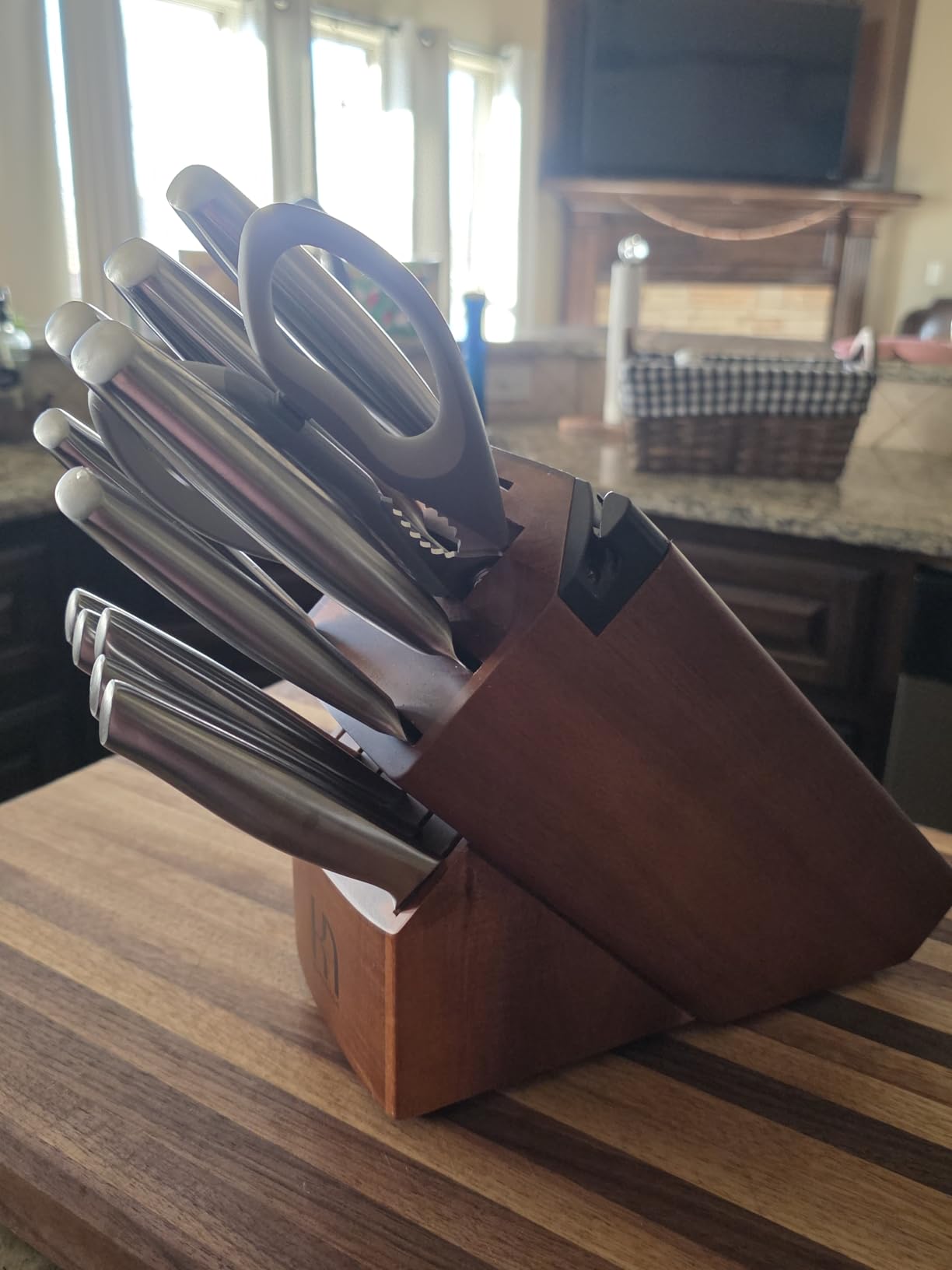 KnifeSaga Kitchen Knife Set 14 Piece Premium Japanese High Carbon Stainless Steel Knife Block Sets with Built-in Sharpener, Razor Sharp Knives Set for Kitchen, Quality Acacia Wood Block Knife Set customer photo 2