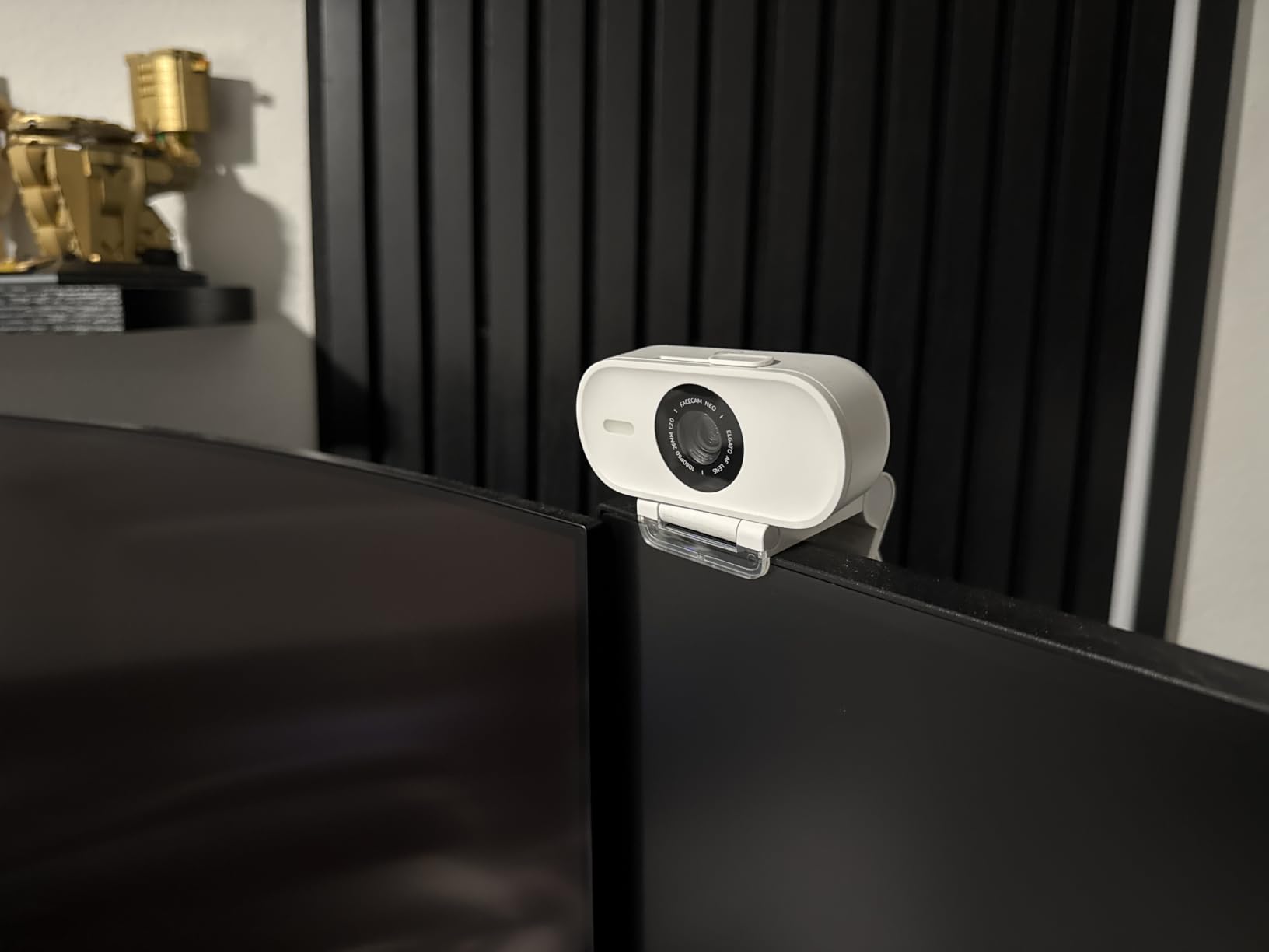 Elgato Facecam Neo - Full HD Webcam with Easy-Slide Privacy Shutter, Light Correction, For Video Calls, Streaming, Teams/Zoom/Slack/OBS/Twitch/Youtube, and more - USB-C/Plug & Play on PC/Laptop/Mac customer photo 1